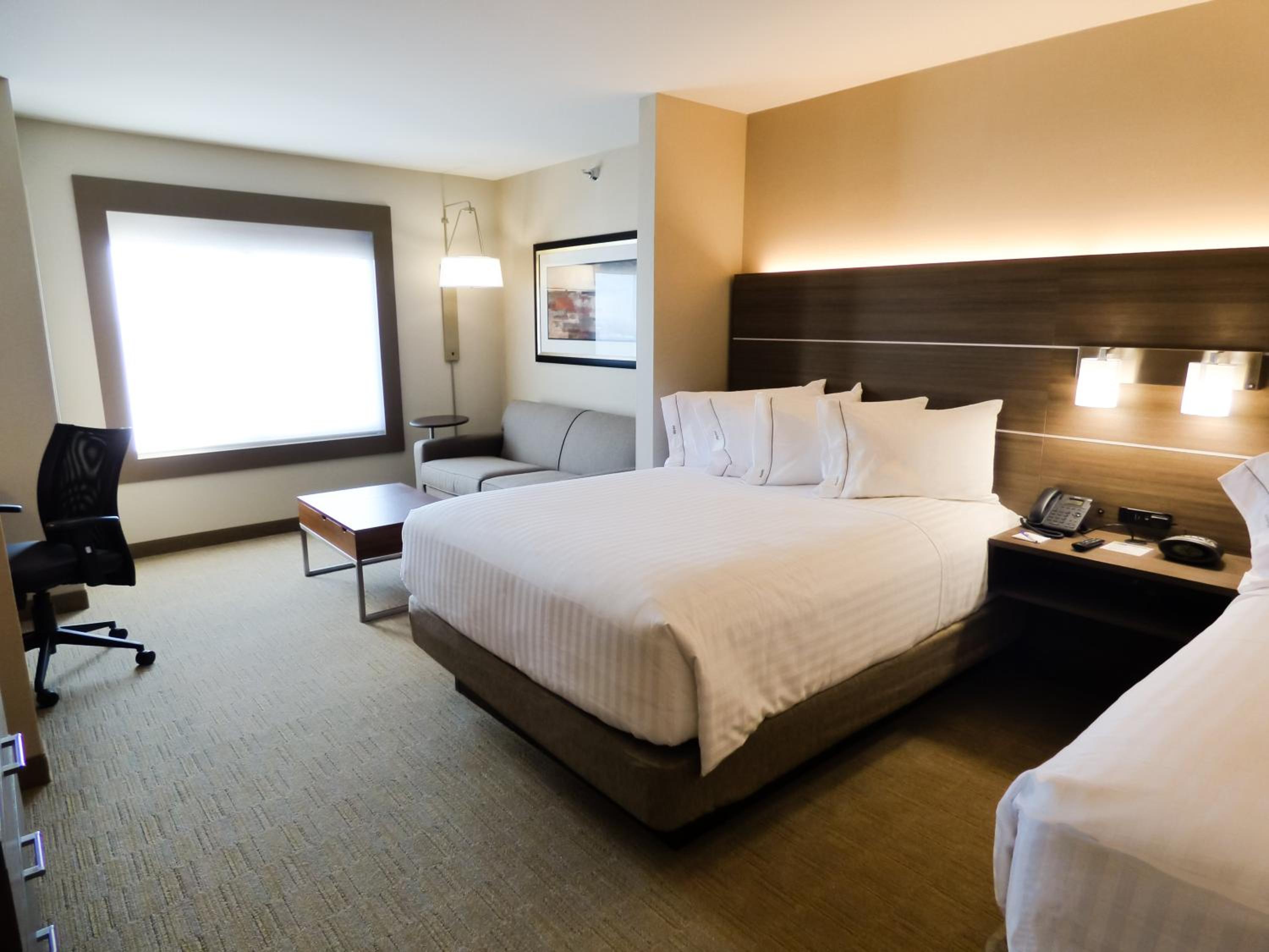 Deluxe Double Room with Two Queen Beds photo 1