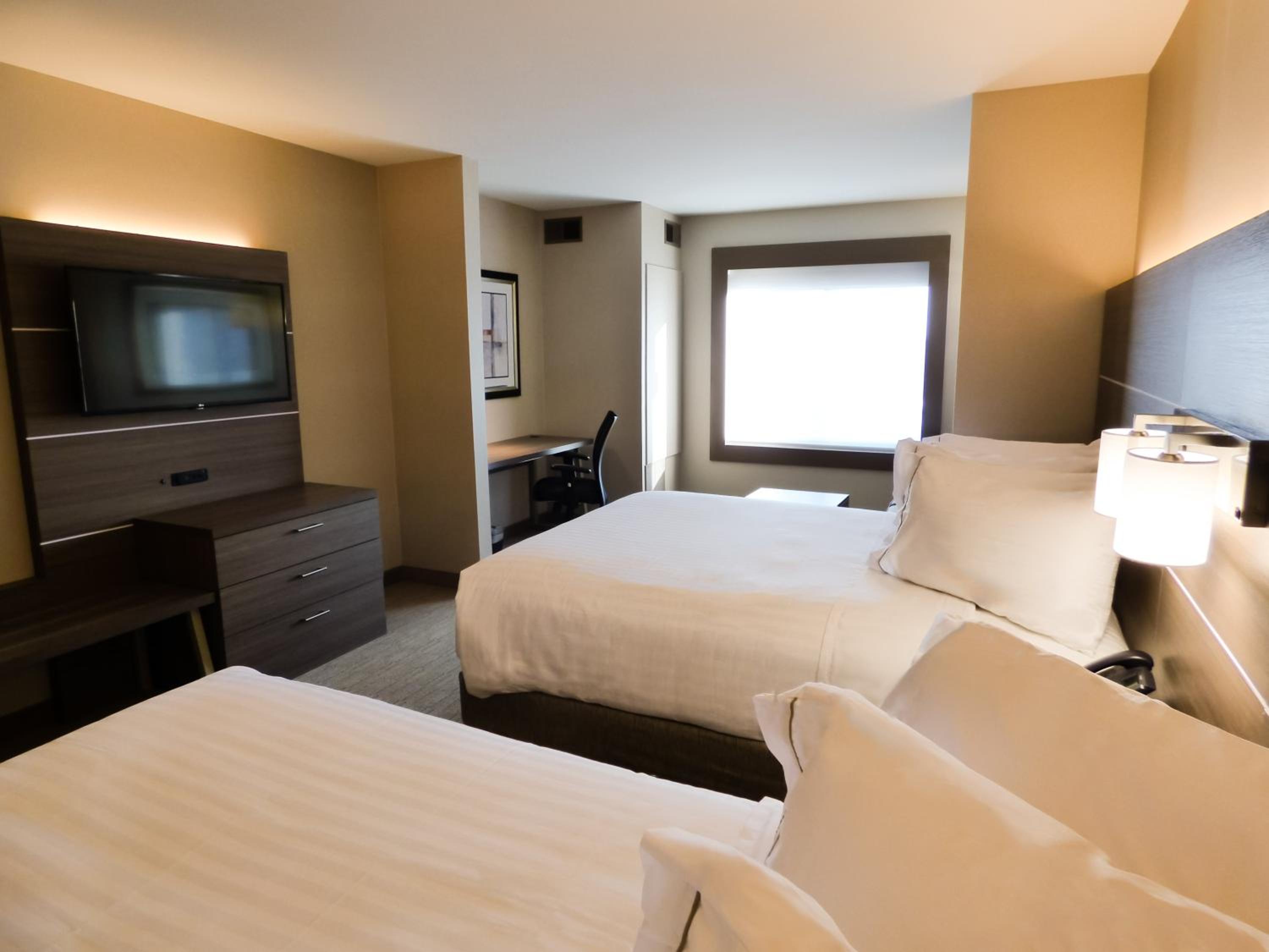 Deluxe Double Room with Two Queen Beds photo 3