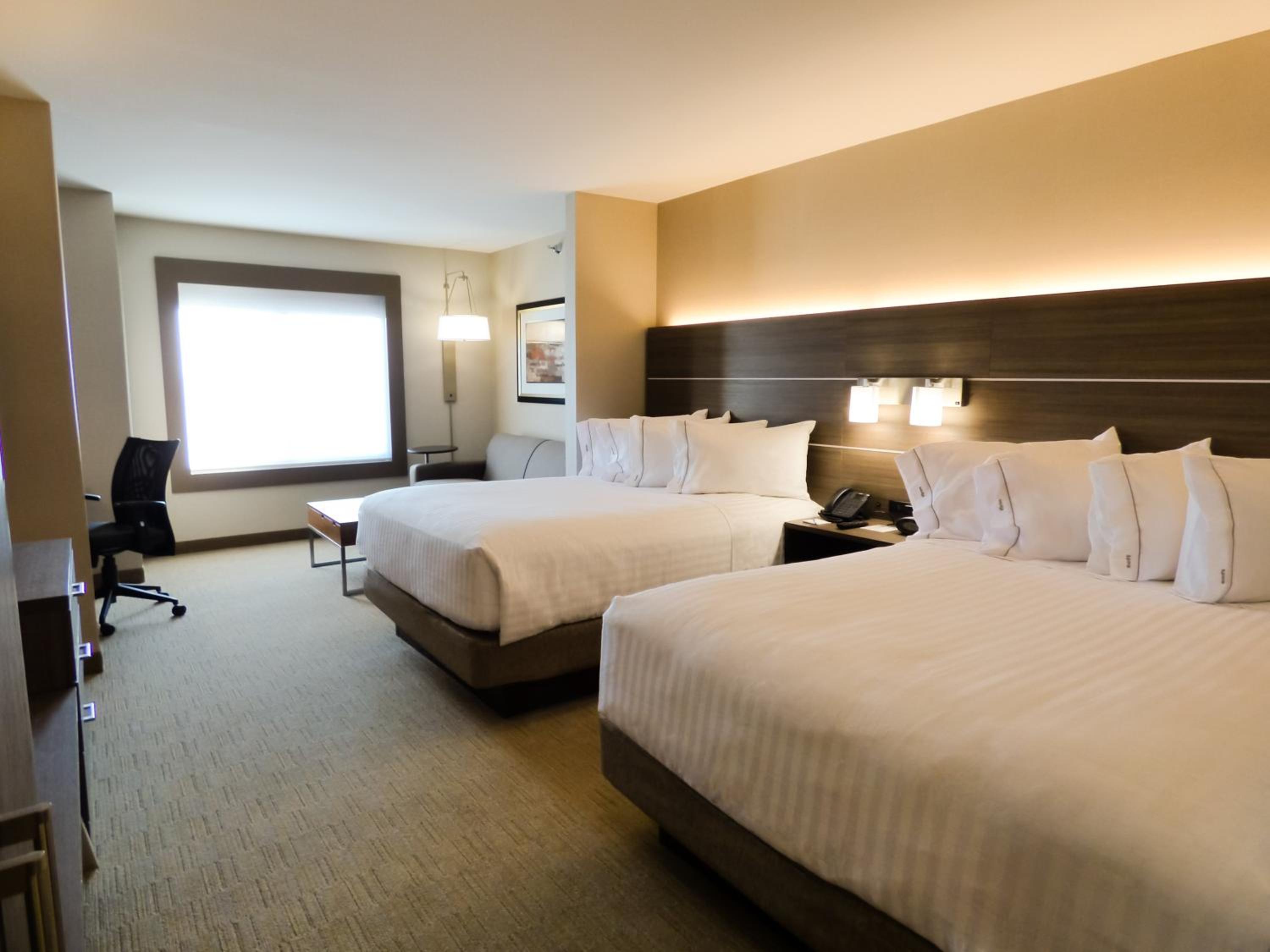 Deluxe Double Room with Two Queen Beds photo 2