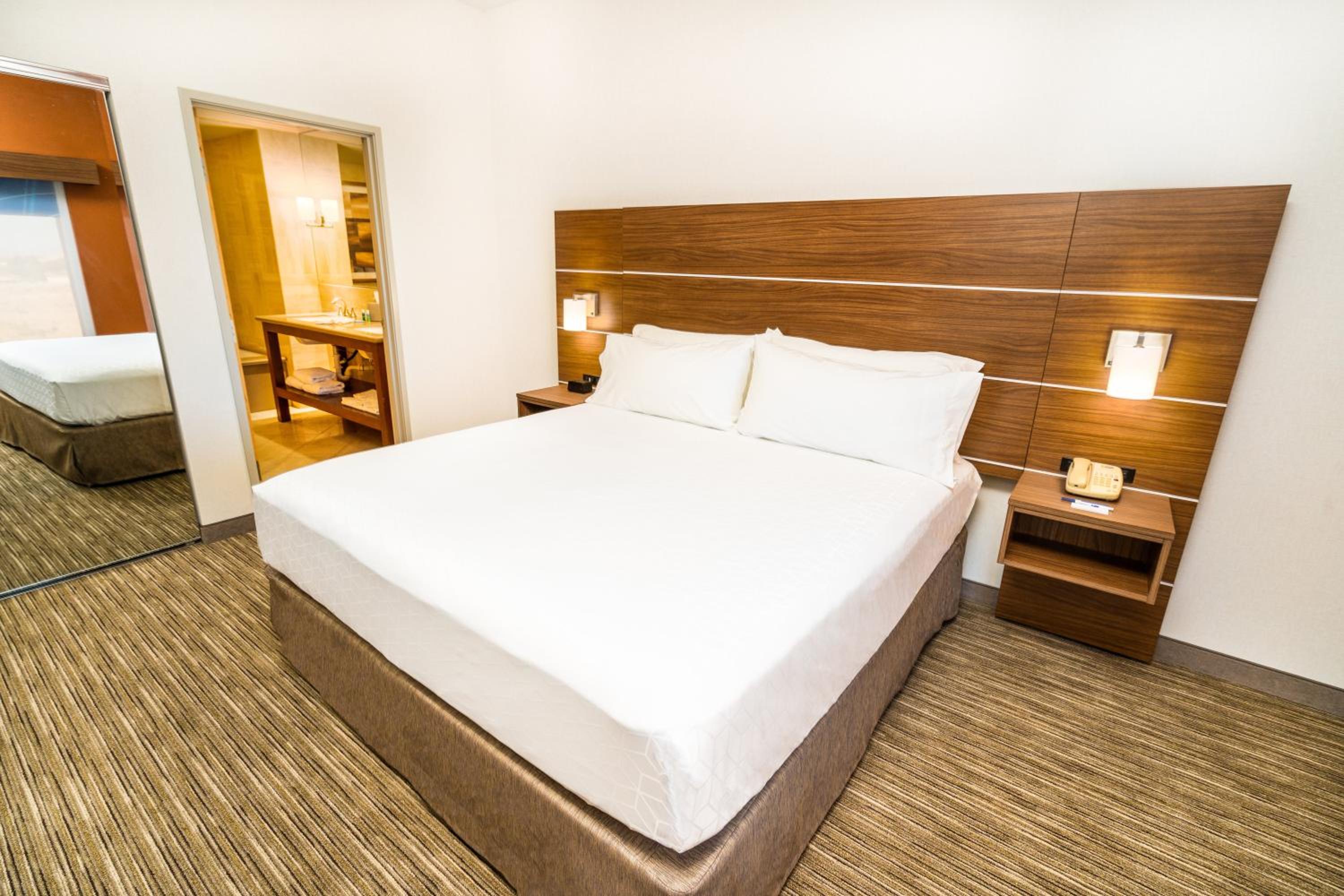 Standard King Room with City View - Photo 1