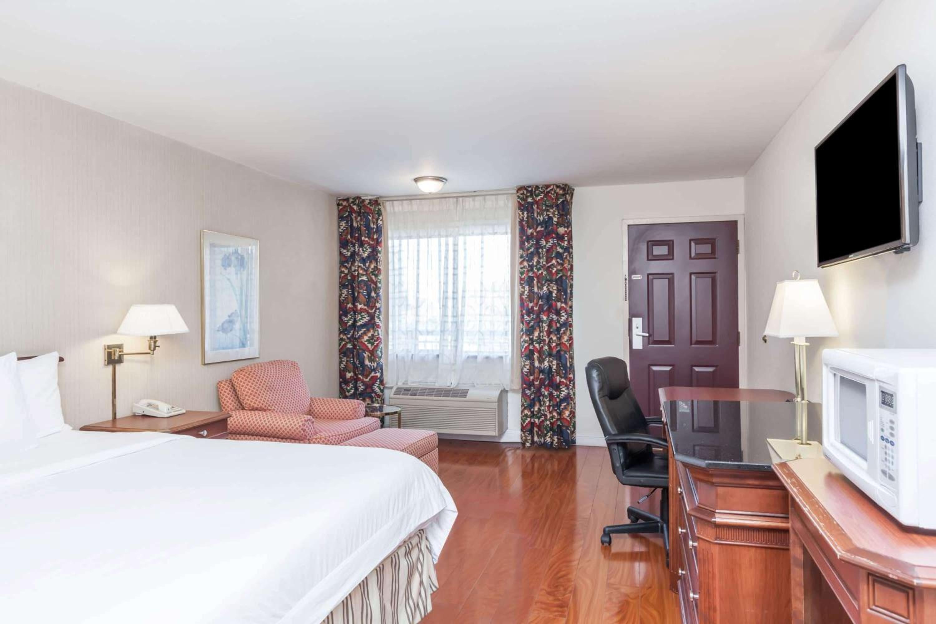 King Room with Bath Tub - Mobility Accessible/Non-Smoking