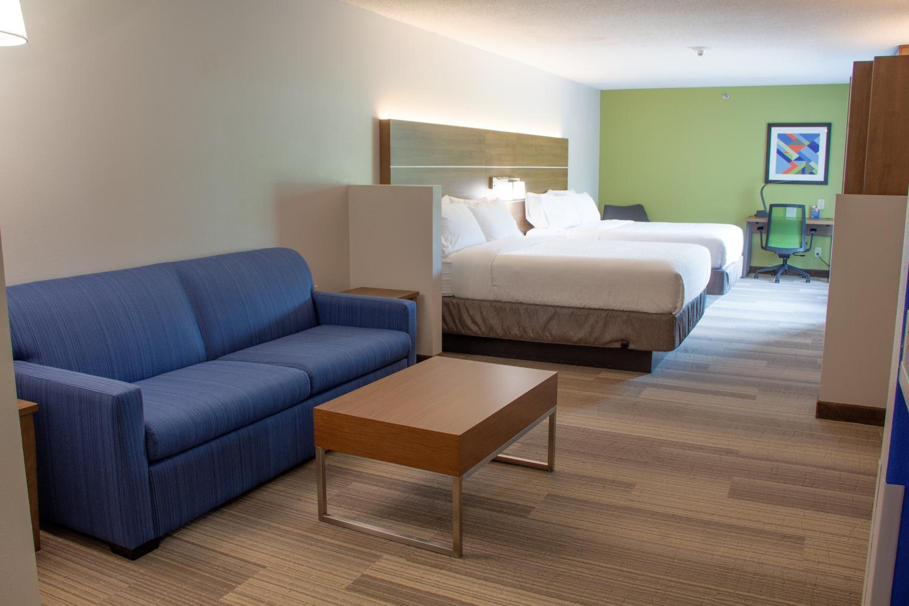 Queen Suite with Sofa Bed - Non-Smoking - Photo 3