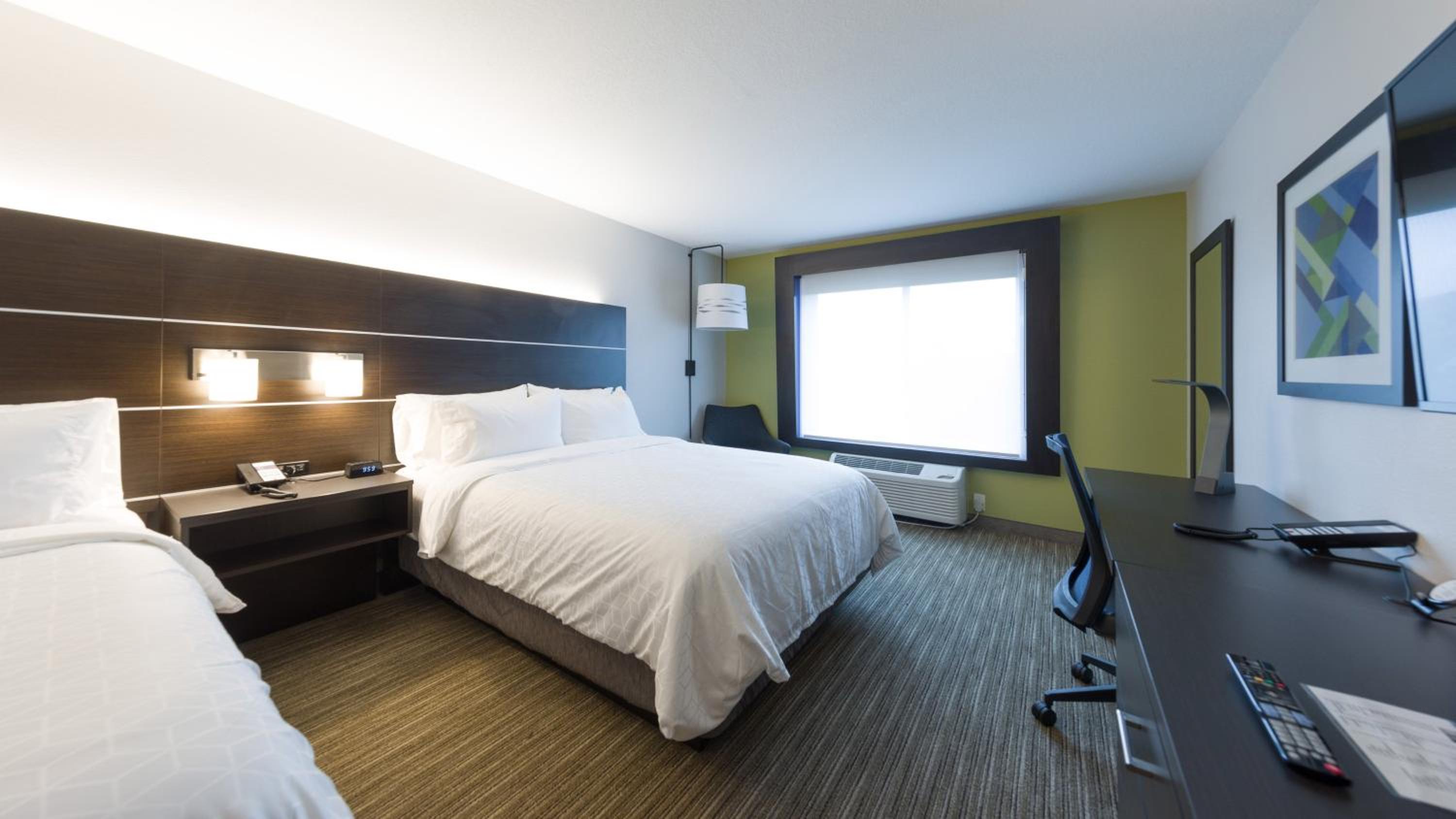 Standard Queen Room with Two Queen Beds - Photo 2