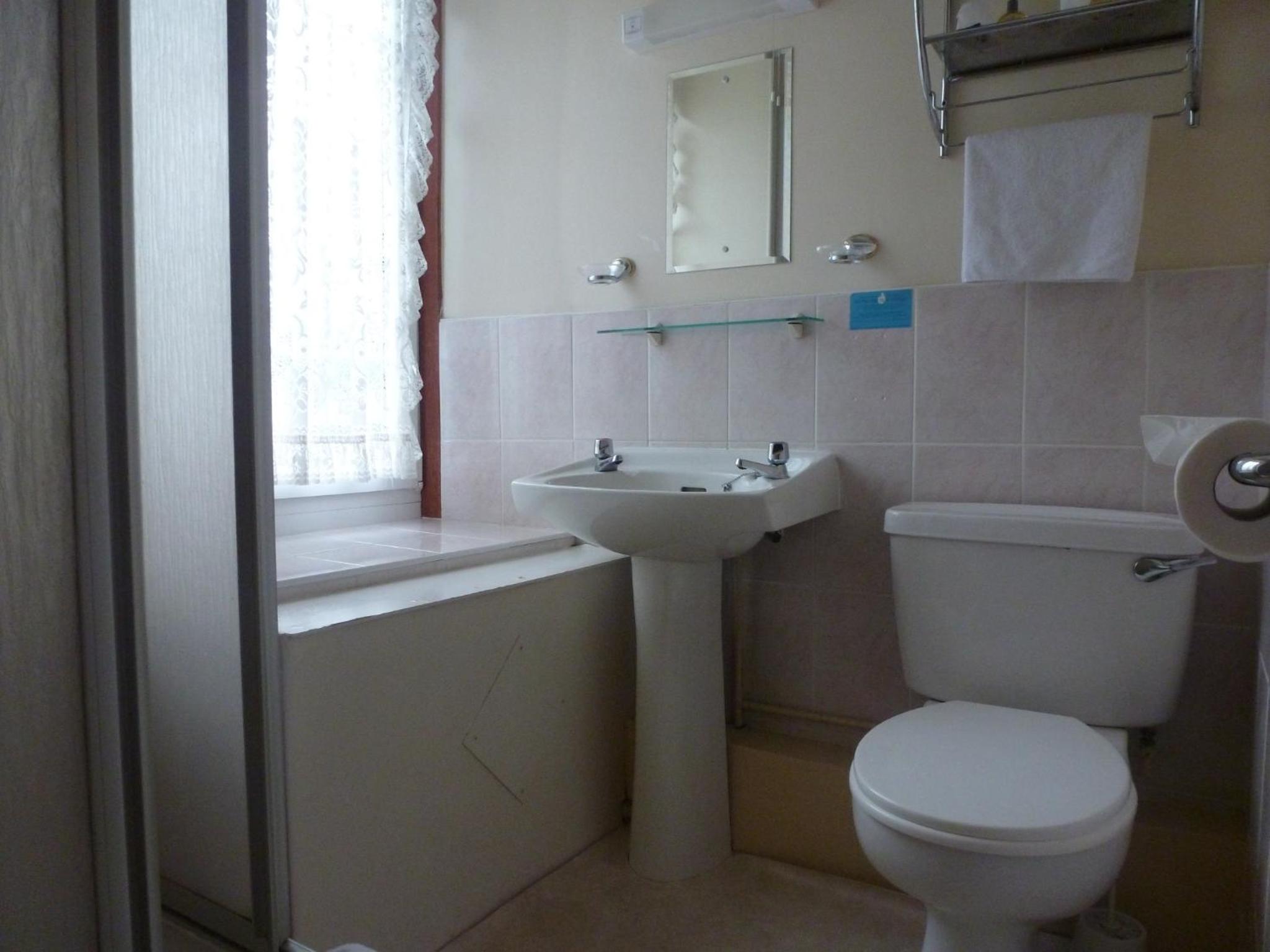 Single Room - En Suite photo 3
