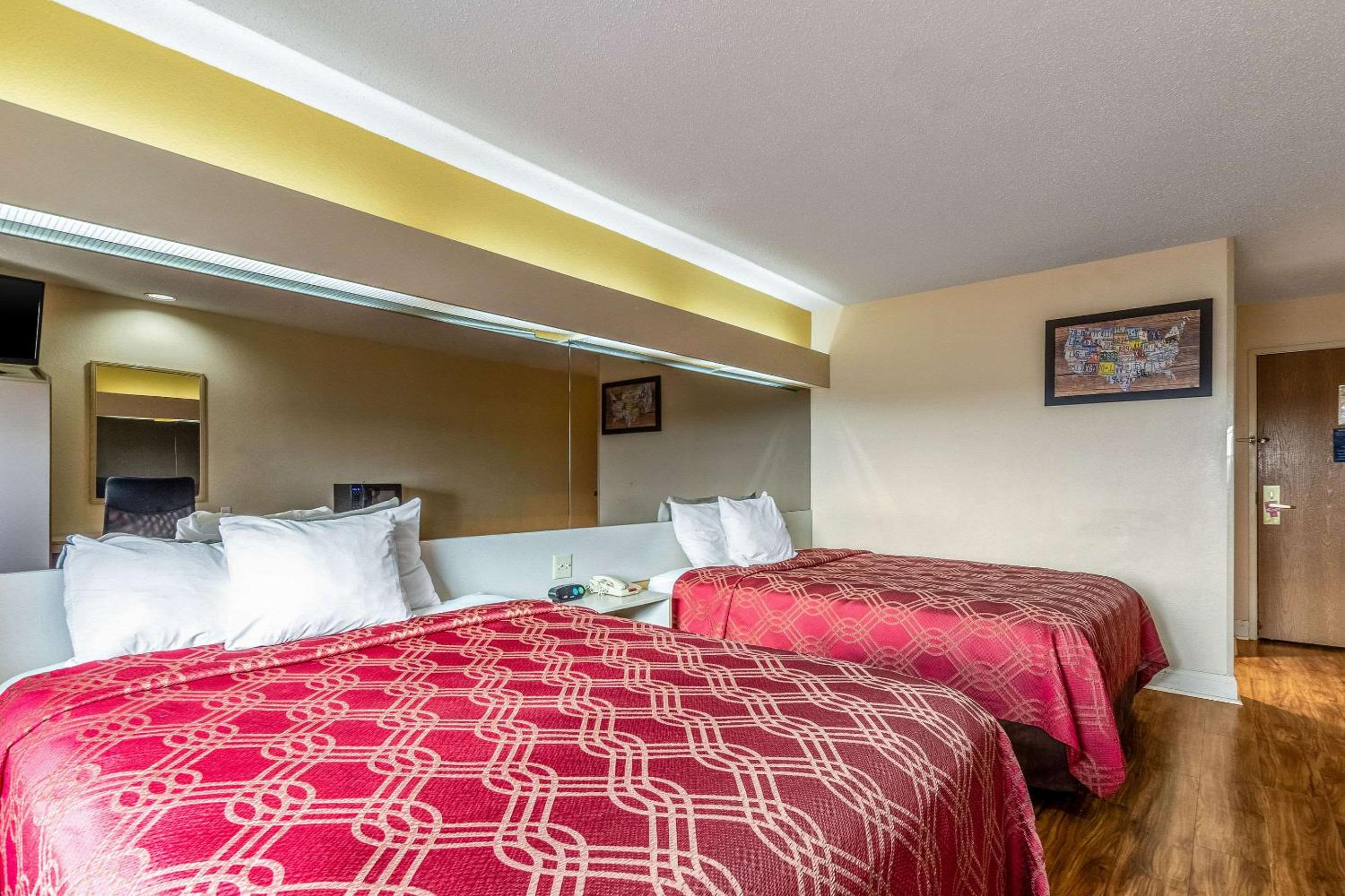Queen Room with Two Queen Beds - Non-Smoking - Photo 1