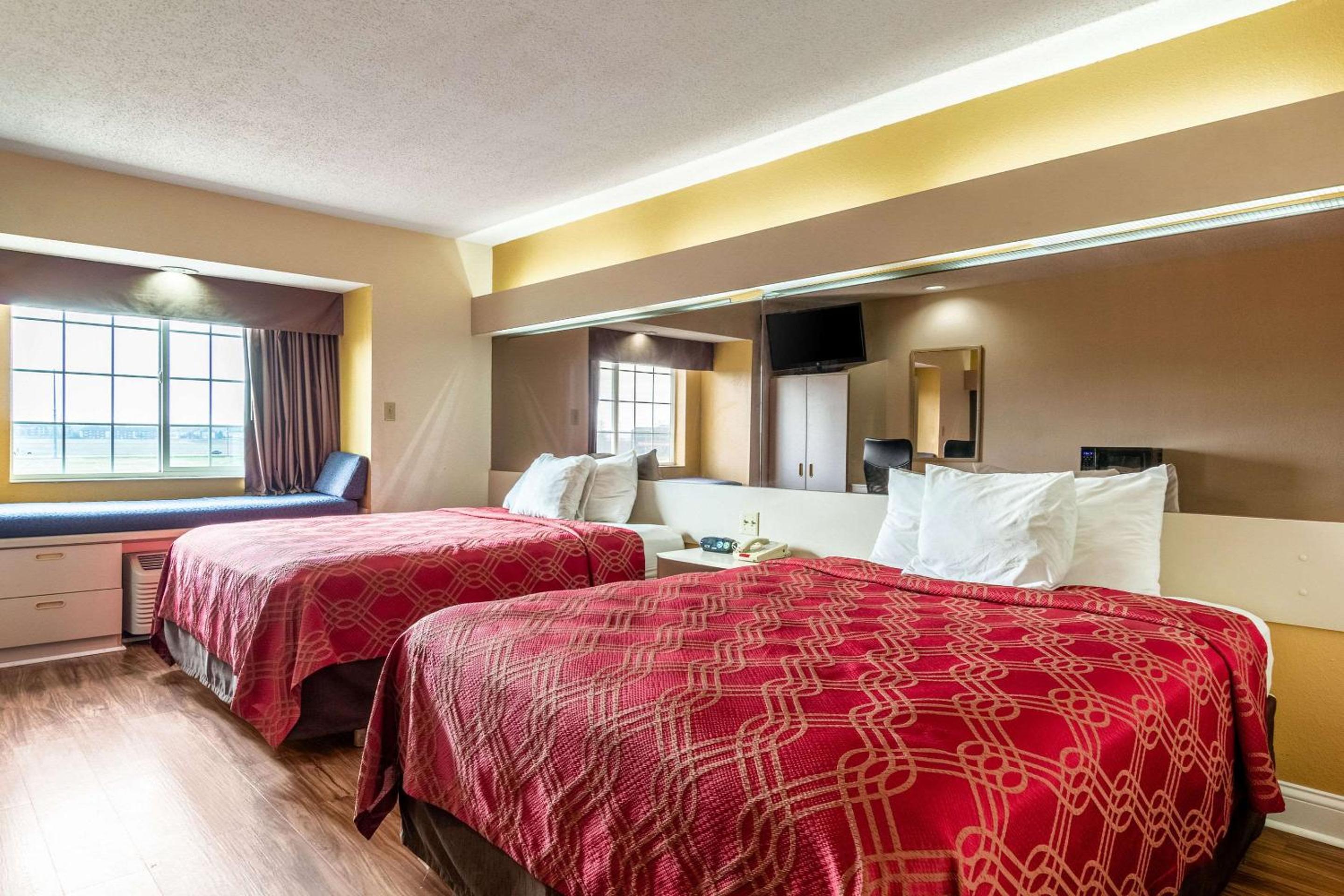 Queen Room with Two Queen Beds - Non-Smoking - Photo 2
