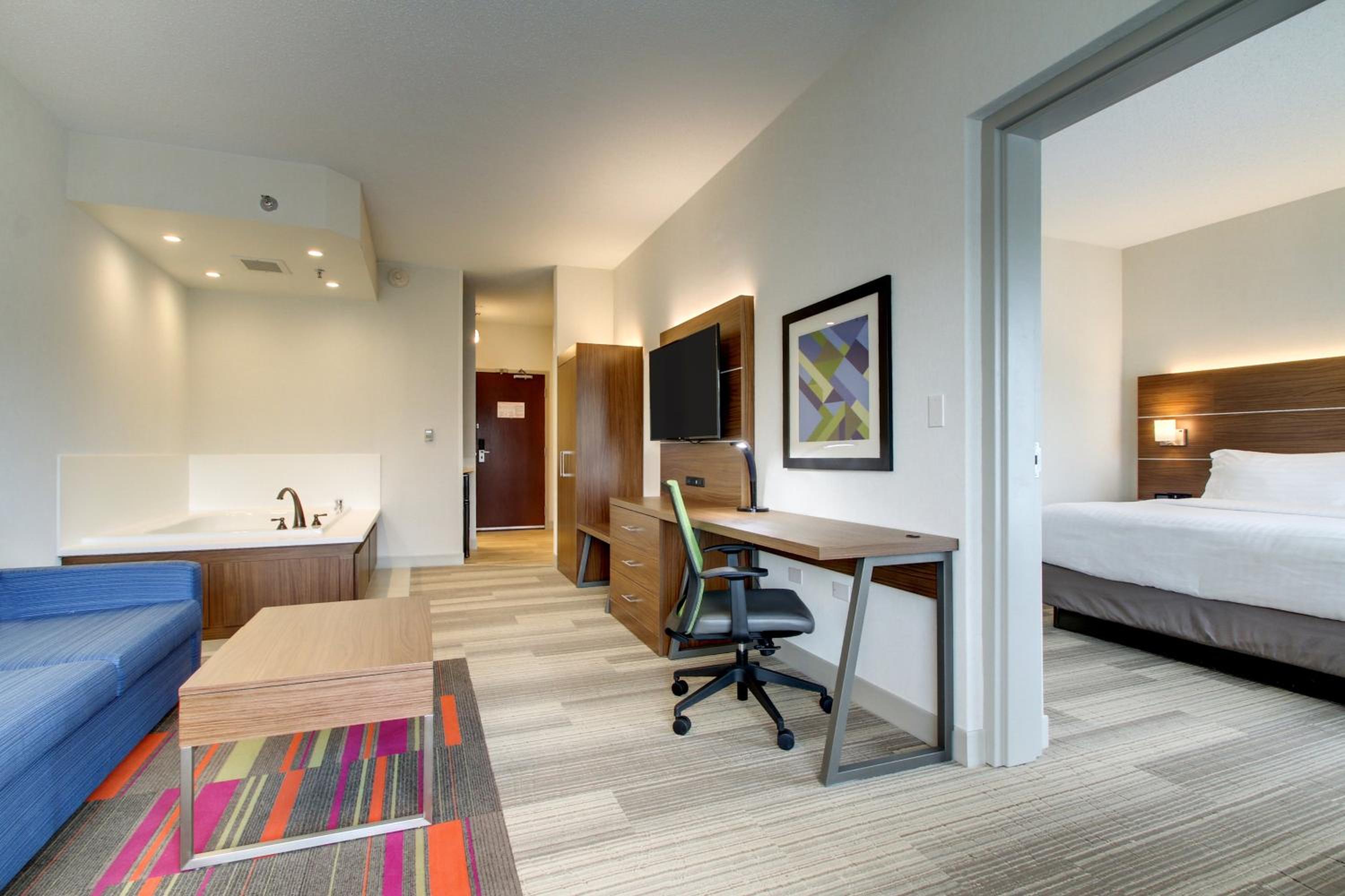 One-Bedroom Suite - Photo 2