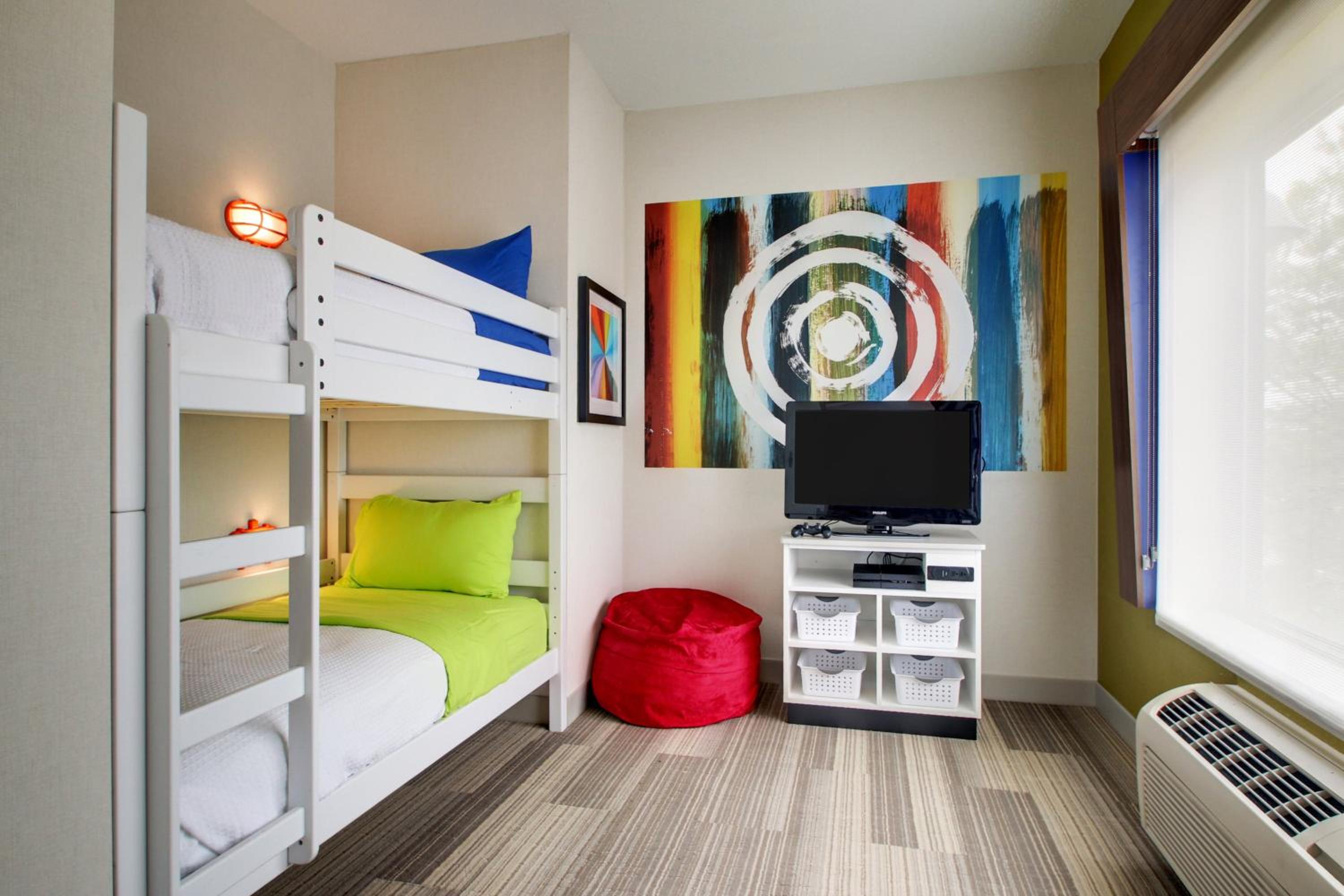 One-Bedroom Suite with Tub - Communications Access - Photo 2