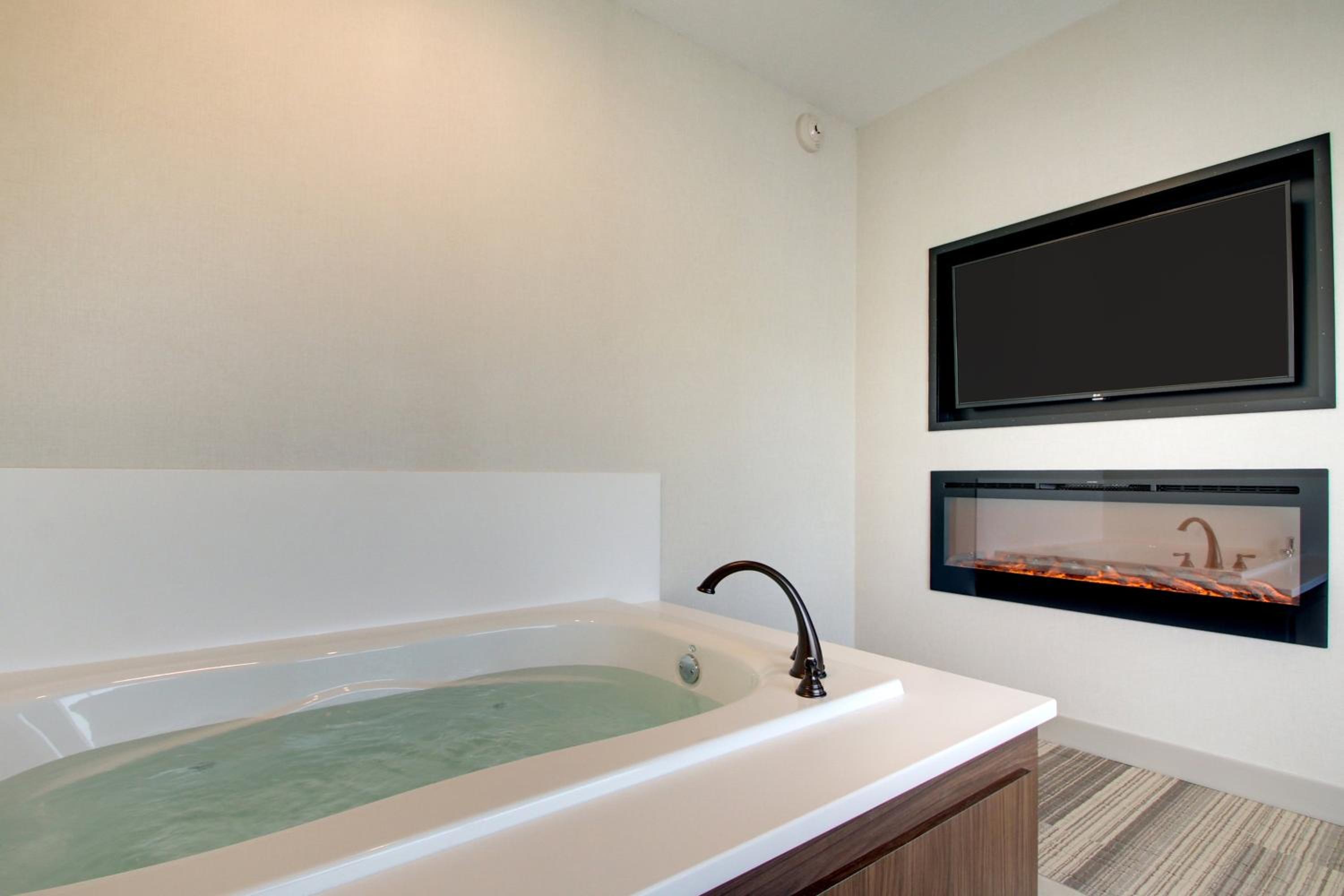 One-Bedroom Suite with Jetted Tub - Photo 4