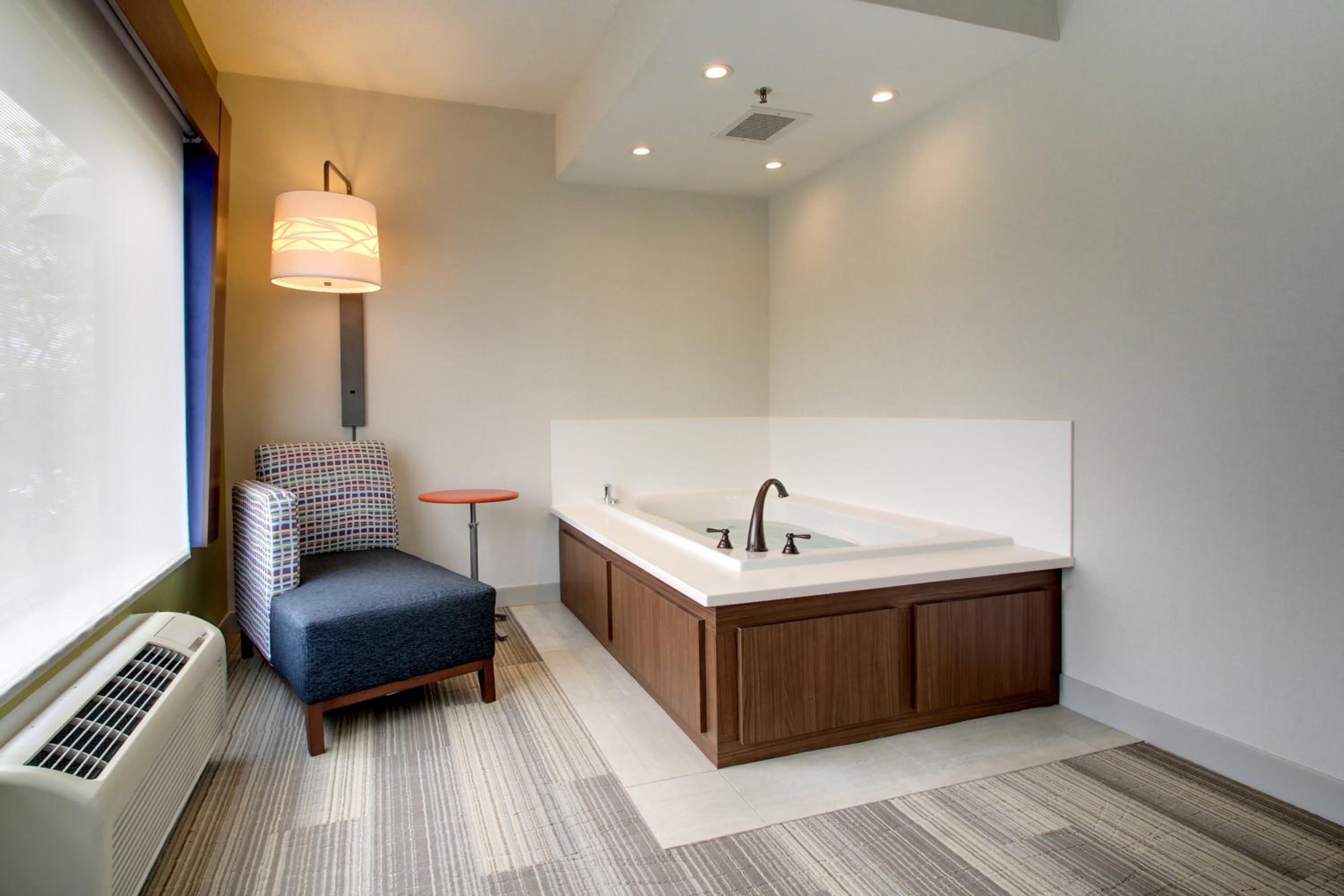One-Bedroom Suite with Jetted Tub - Photo 2
