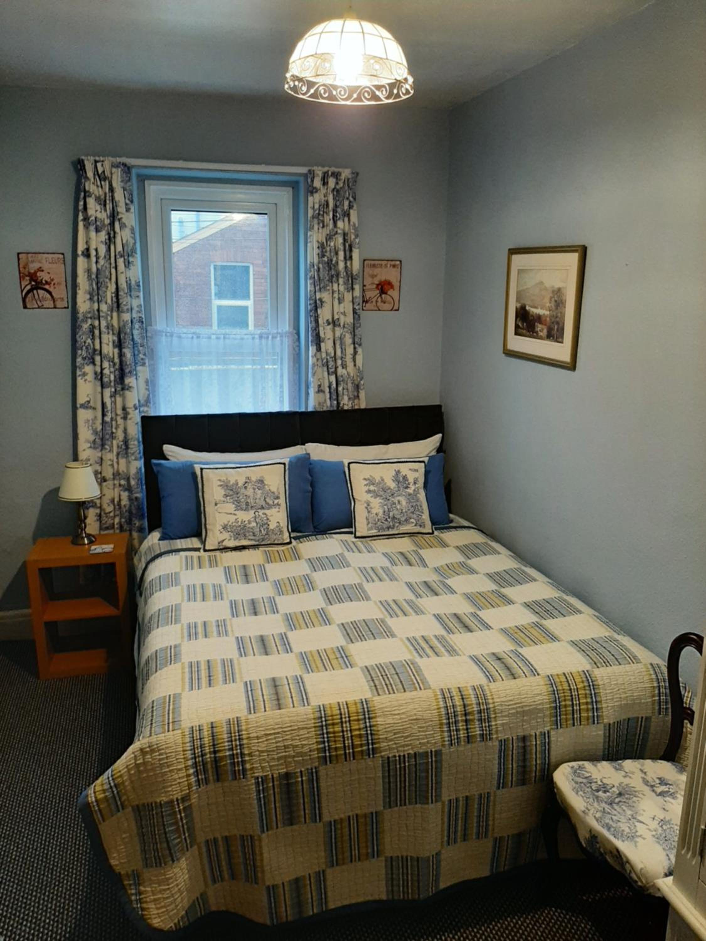 Small Twin Room with En-Suite photo 2
