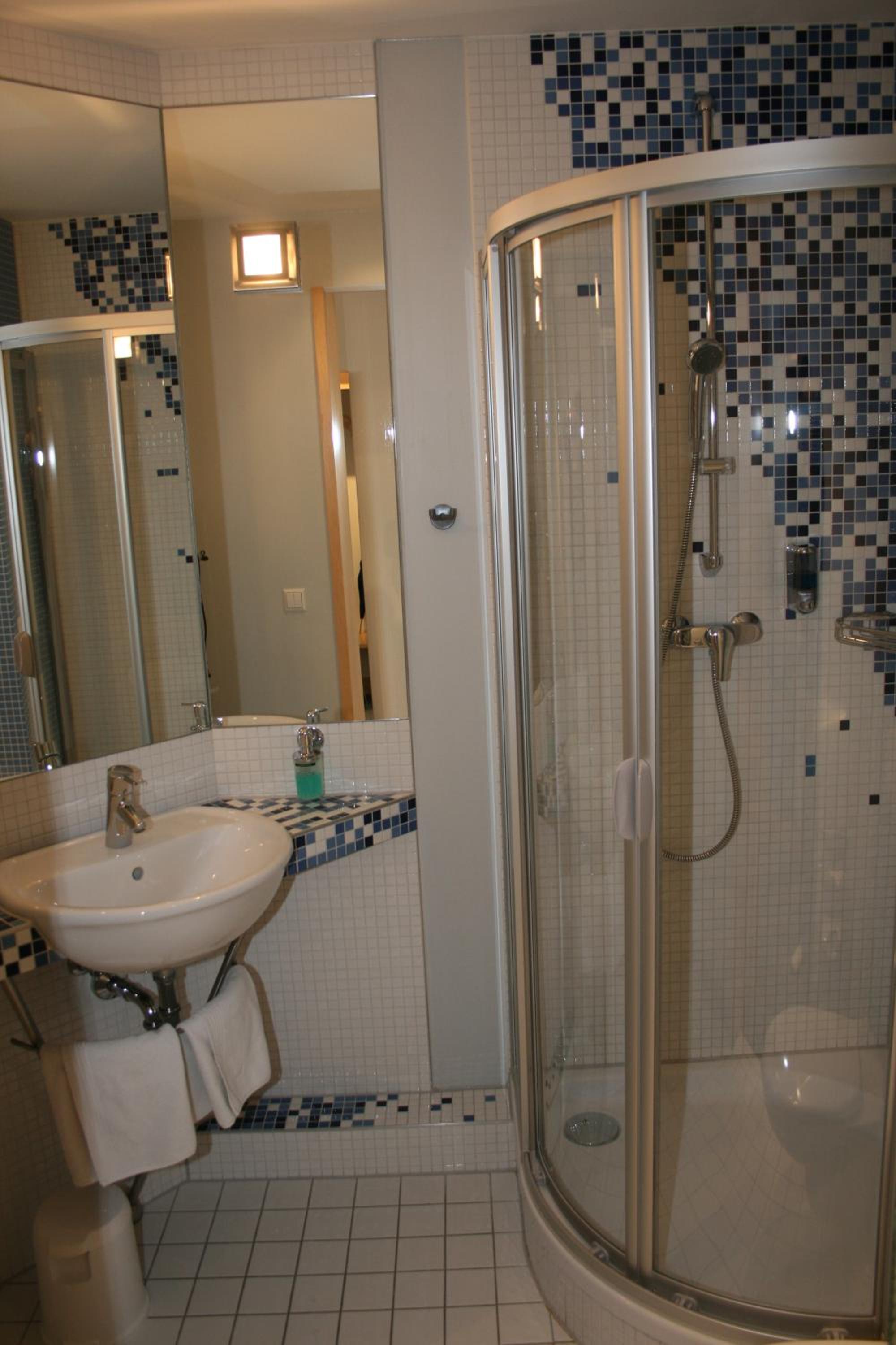 Single Room with Bathroom photo 2