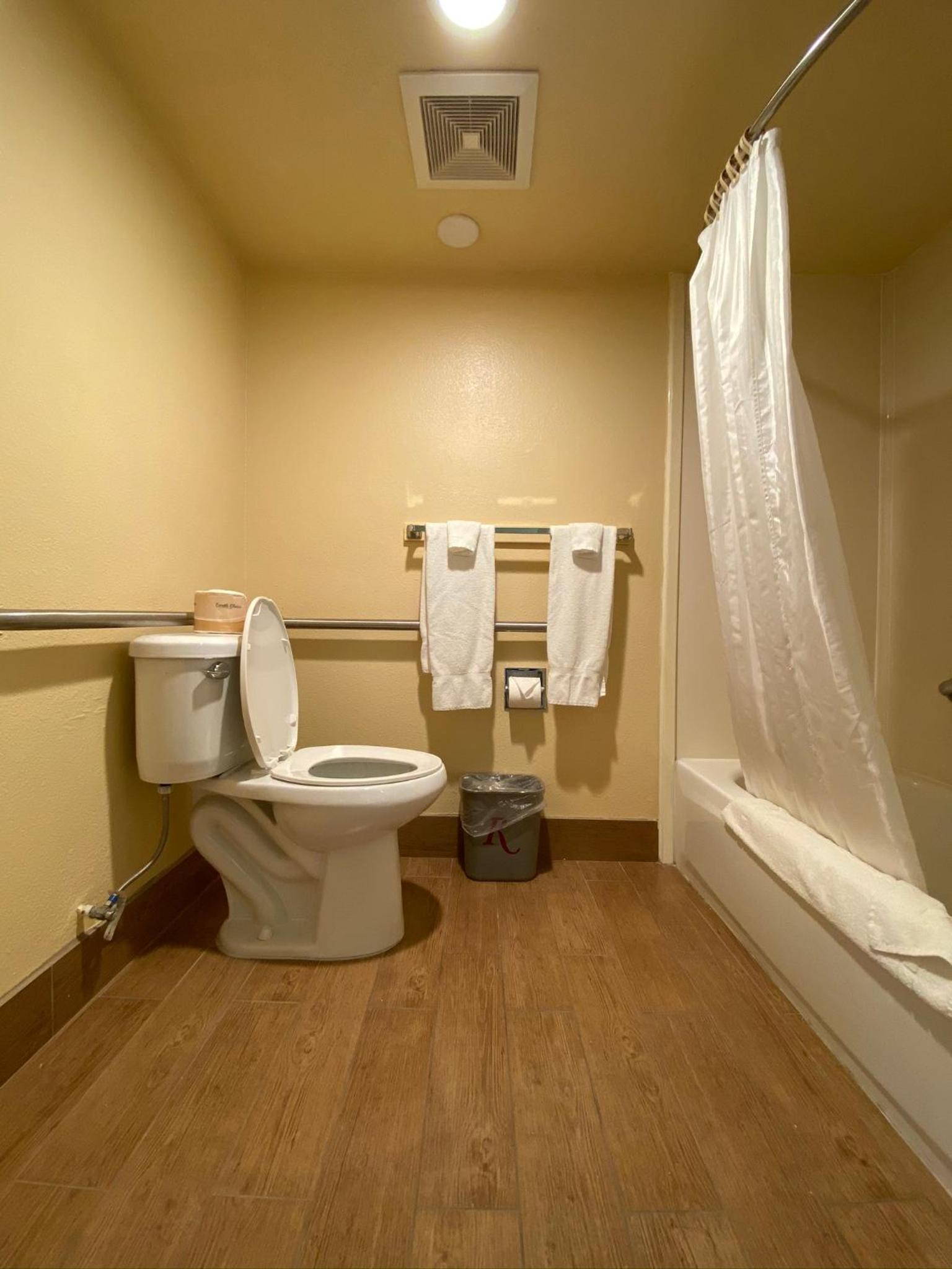 King Room - Disability Access - Photo 4