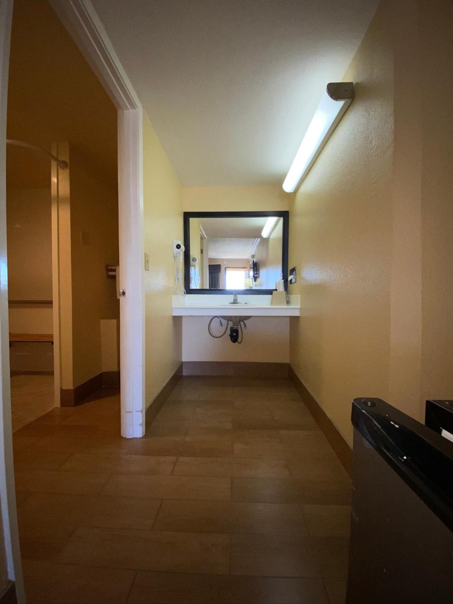 Queen Room - Disability Access - Photo 5