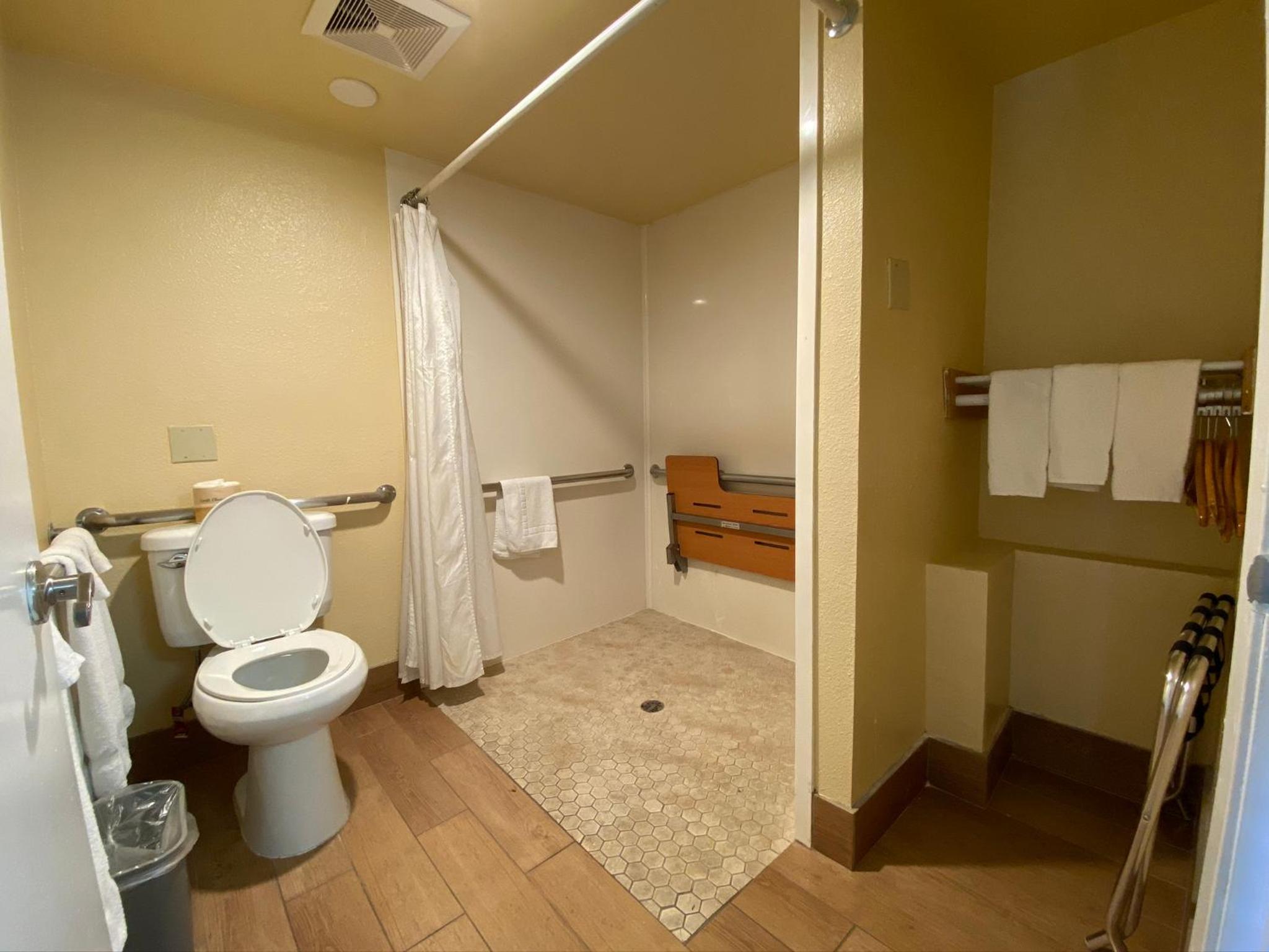 Queen Room - Disability Access - Photo 4