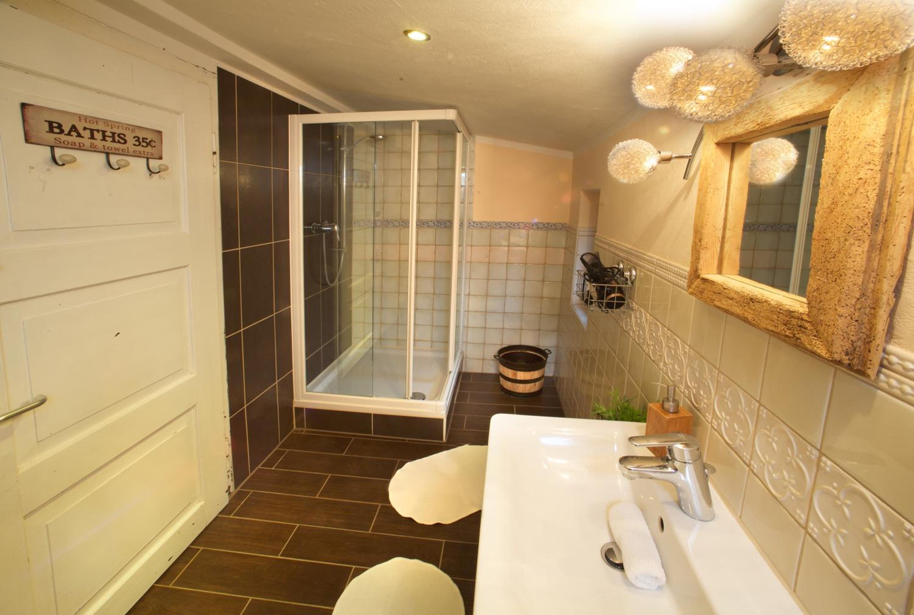 Single Room with Shared Bathroom photo 2