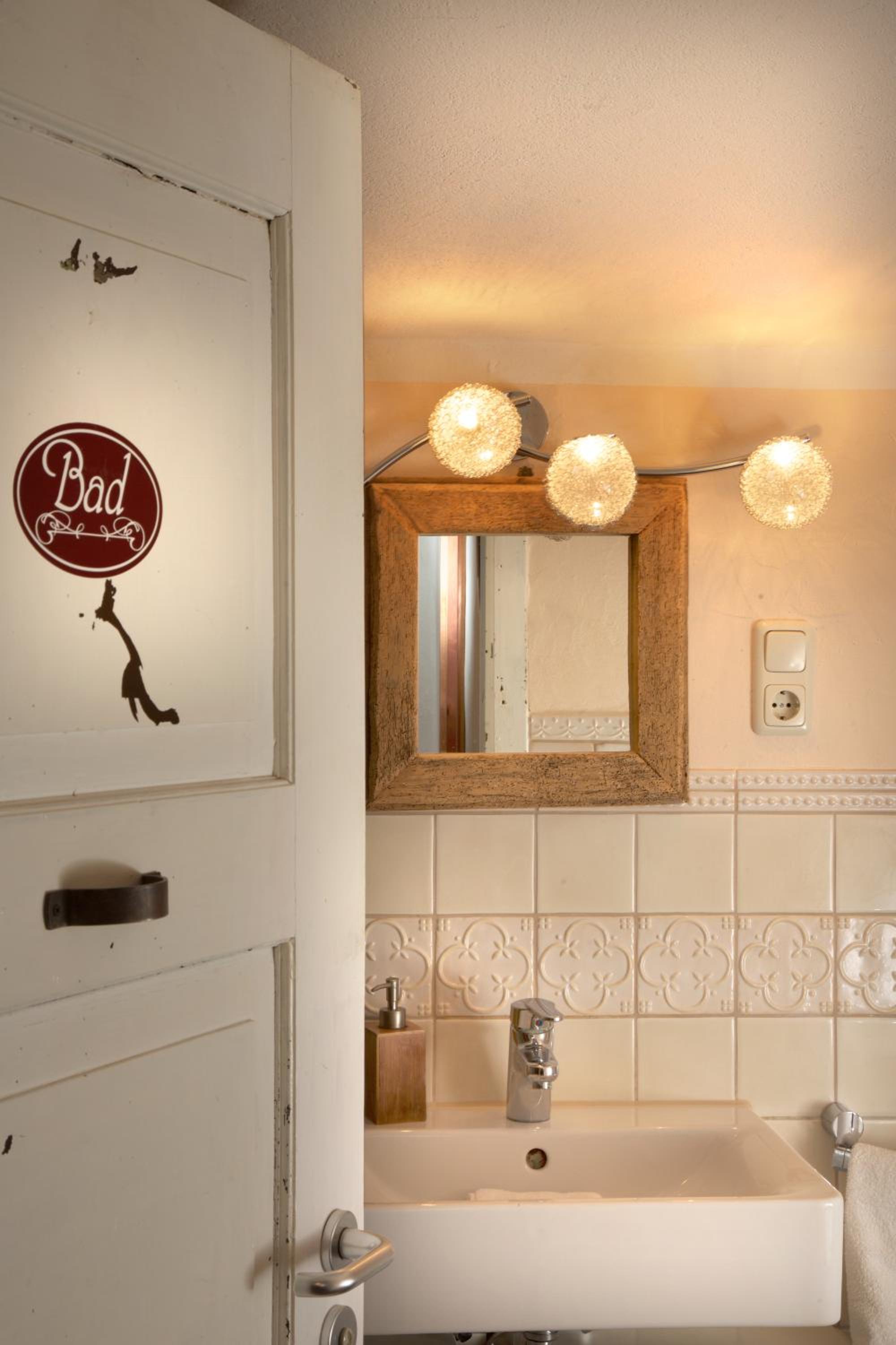Single Room with Shared Bathroom photo 3