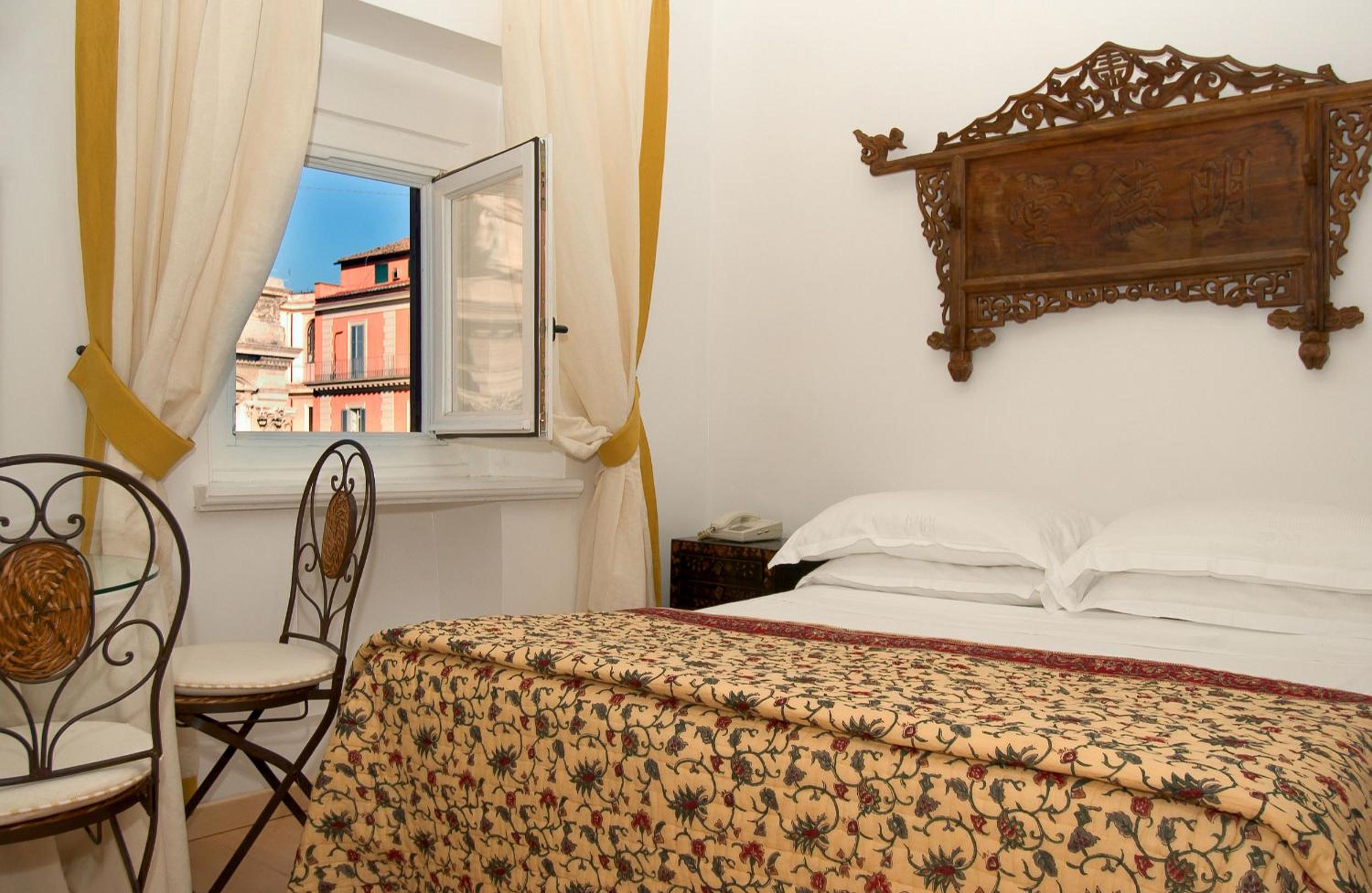 Double room with Trevi Fountain View photo 3