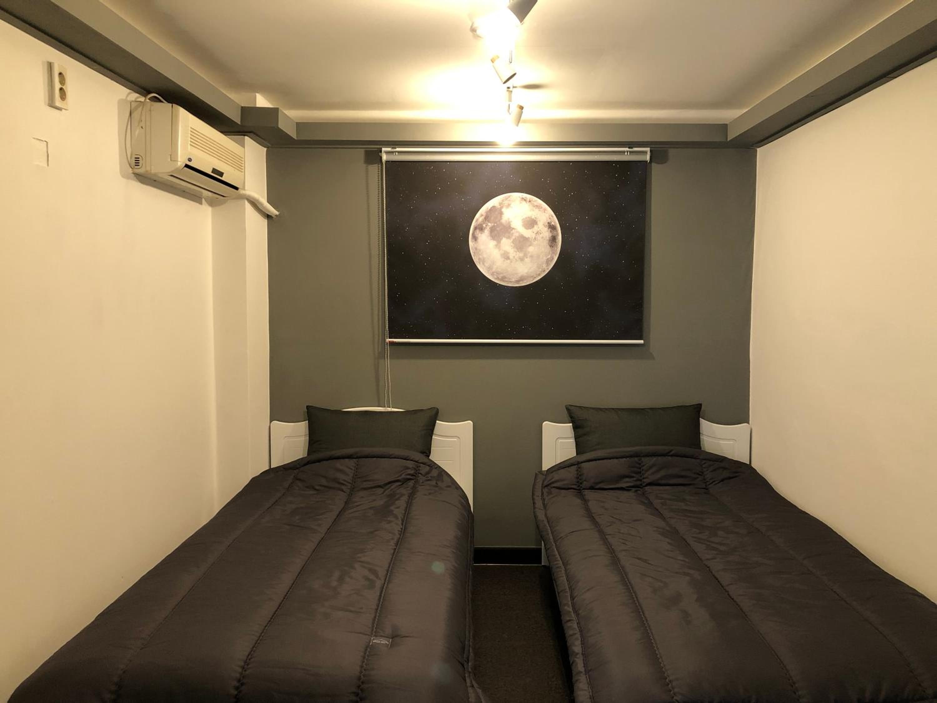 Standard Twin Room - Photo 1