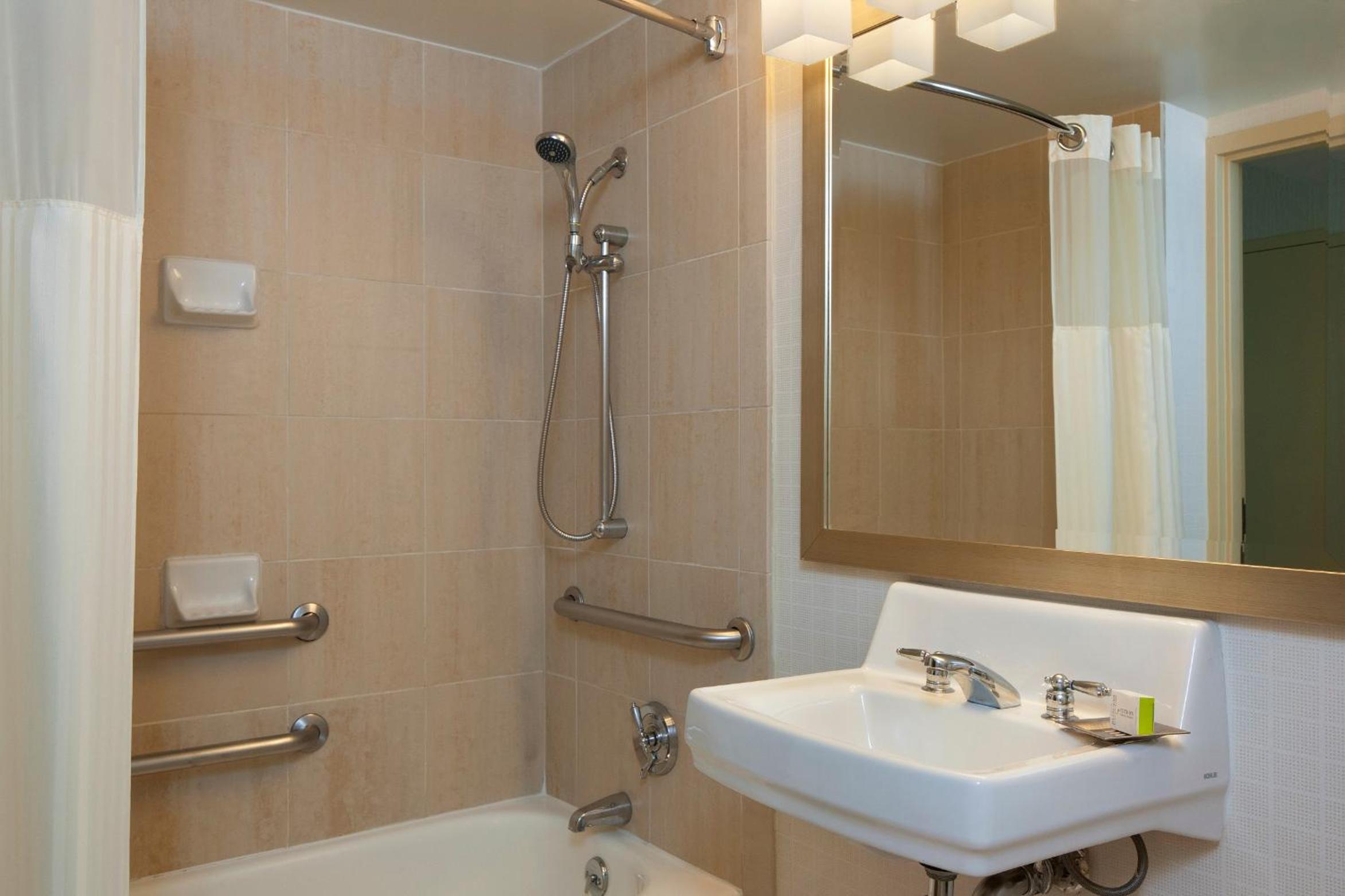 Double Bed With Bath Tub - Disability Access/Non-Smoking