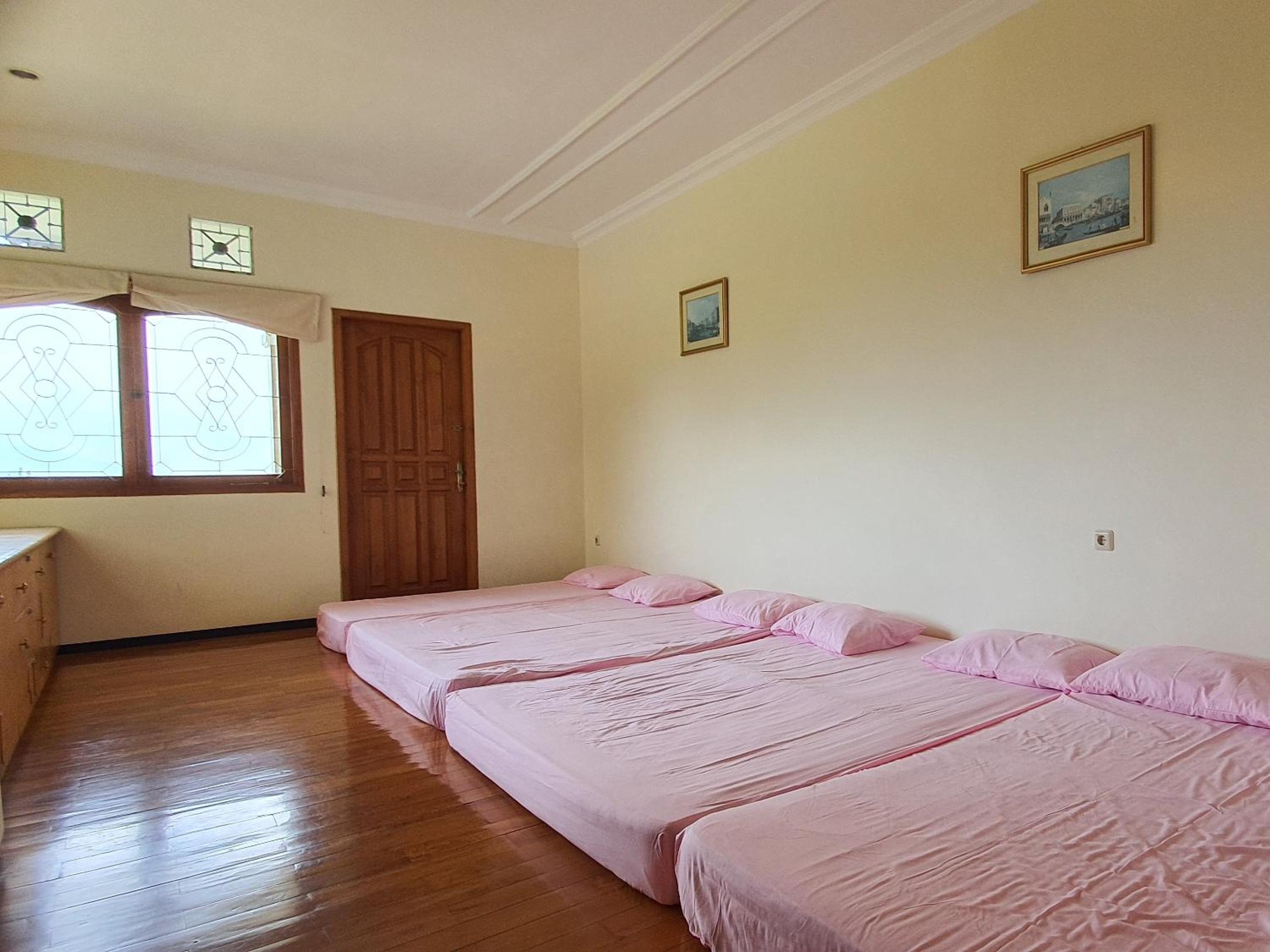 Villa - Photo 1