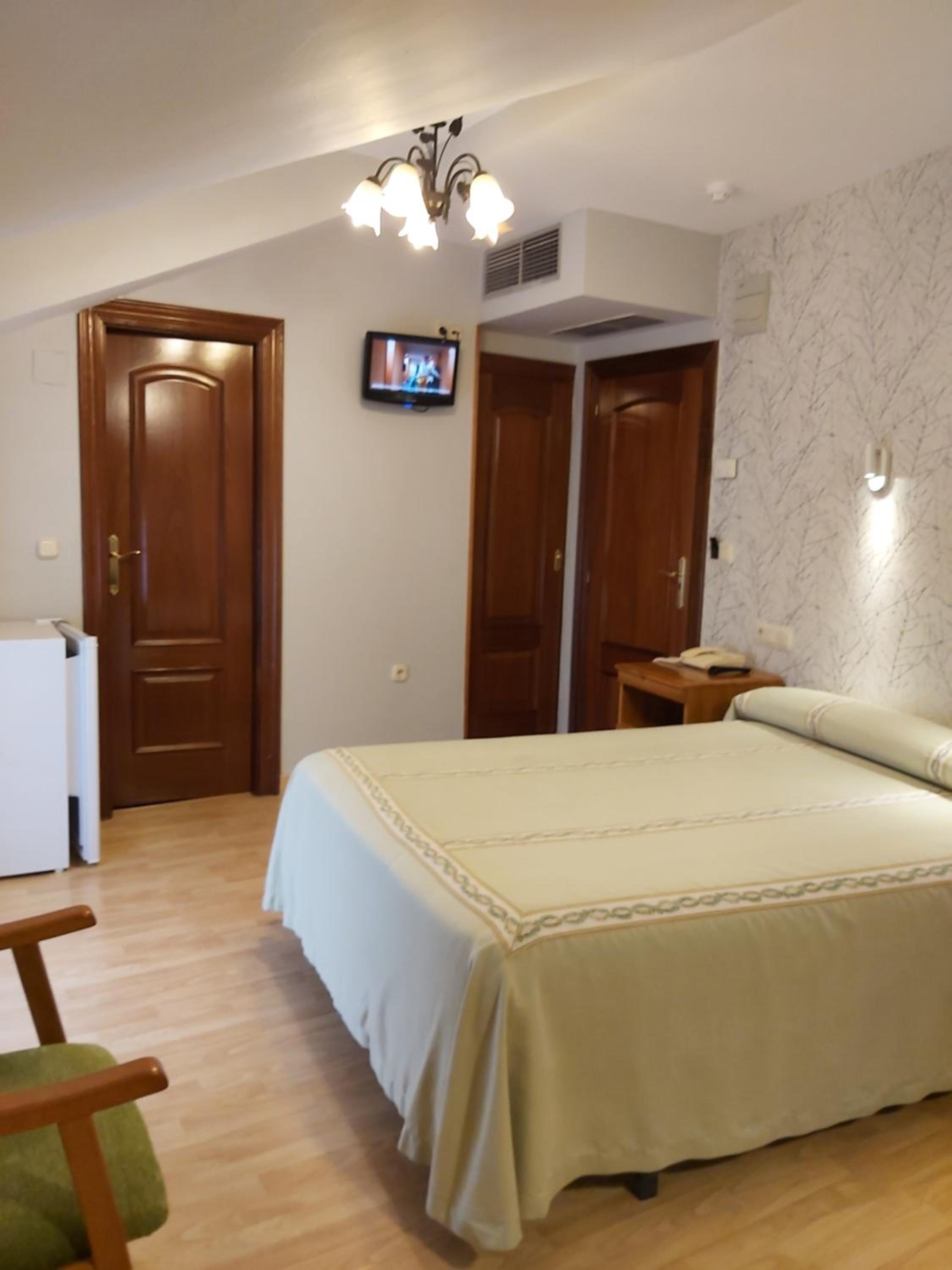 Double or Twin Room - Photo 3