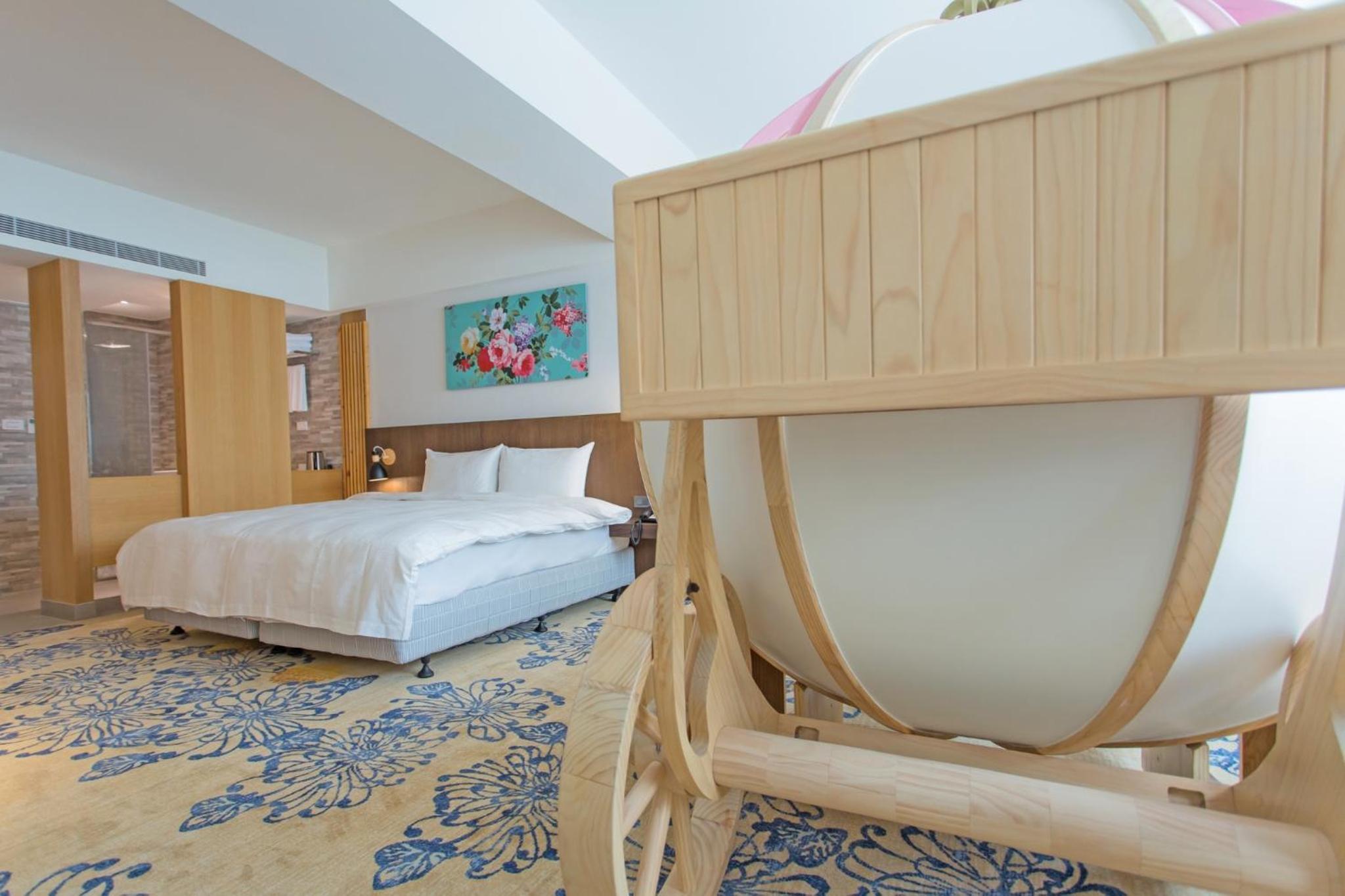 Kid-friendly Family Room with Kids Play bed photo 3