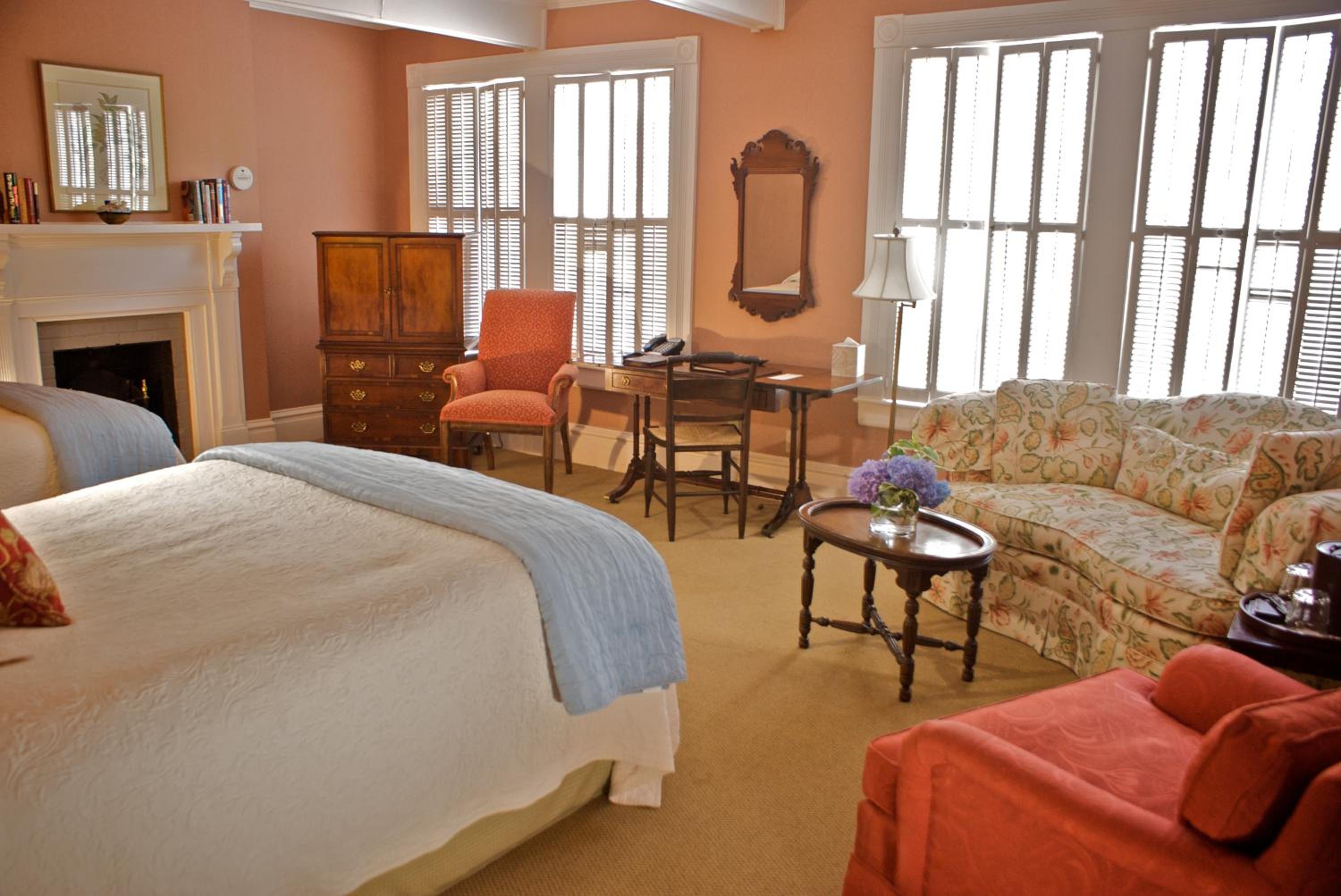 Deluxe Queen Room with Two Queen Beds photo 2