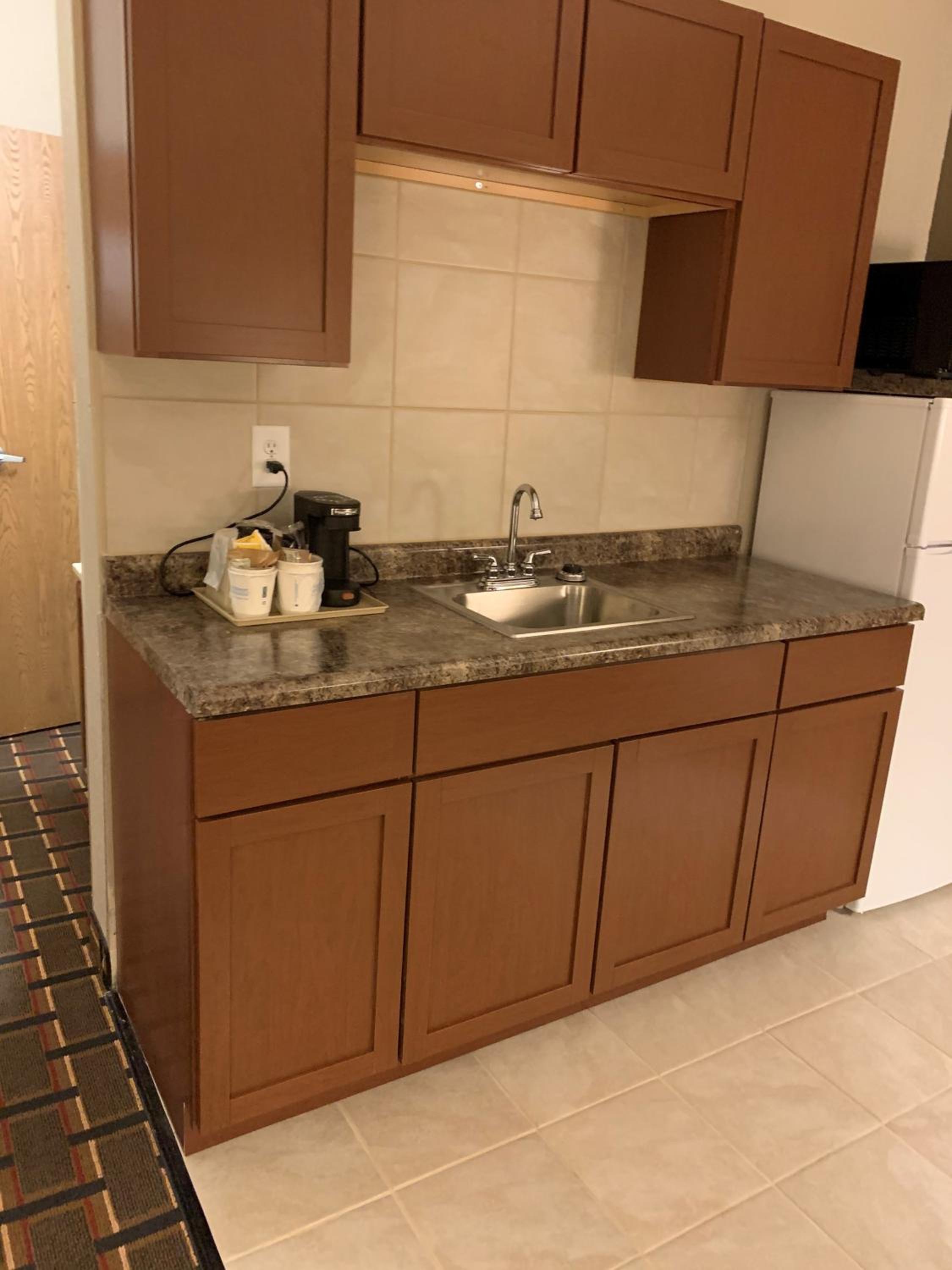 King Suite with Kitchenette - Non-Smoking - Photo 2