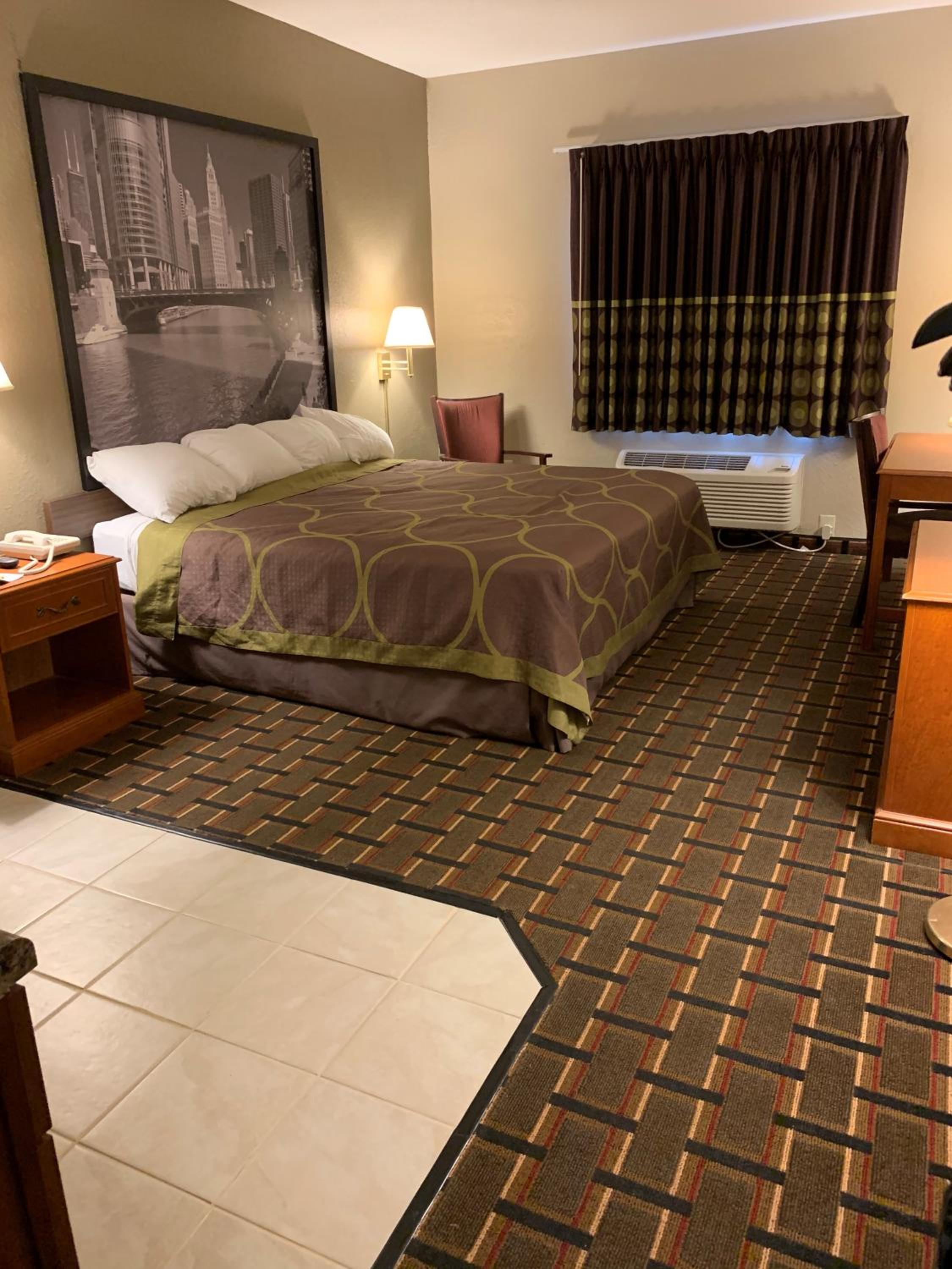 King Suite with Kitchenette - Non-Smoking - Photo 3