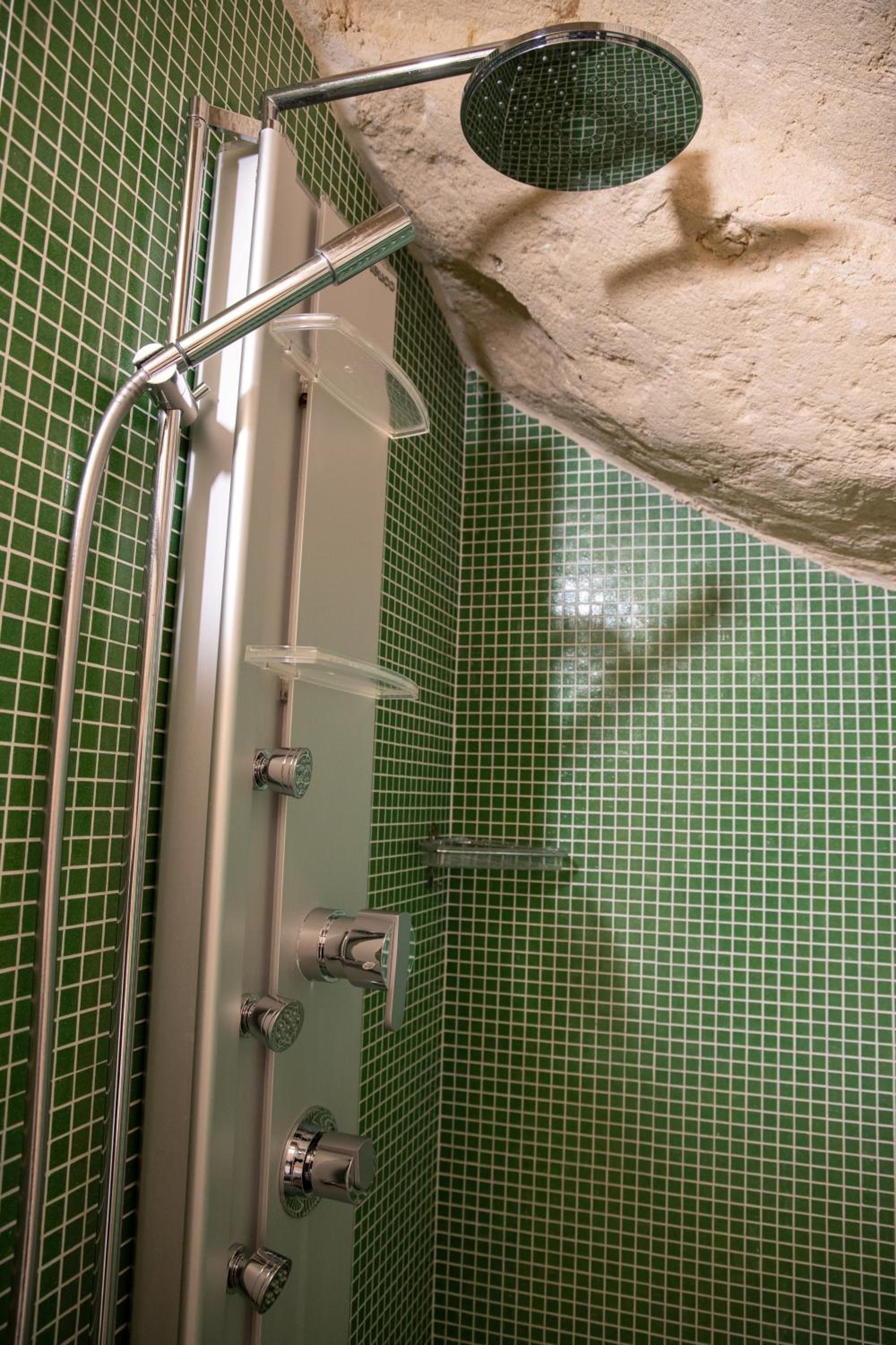 Superior Suite - Photo 17