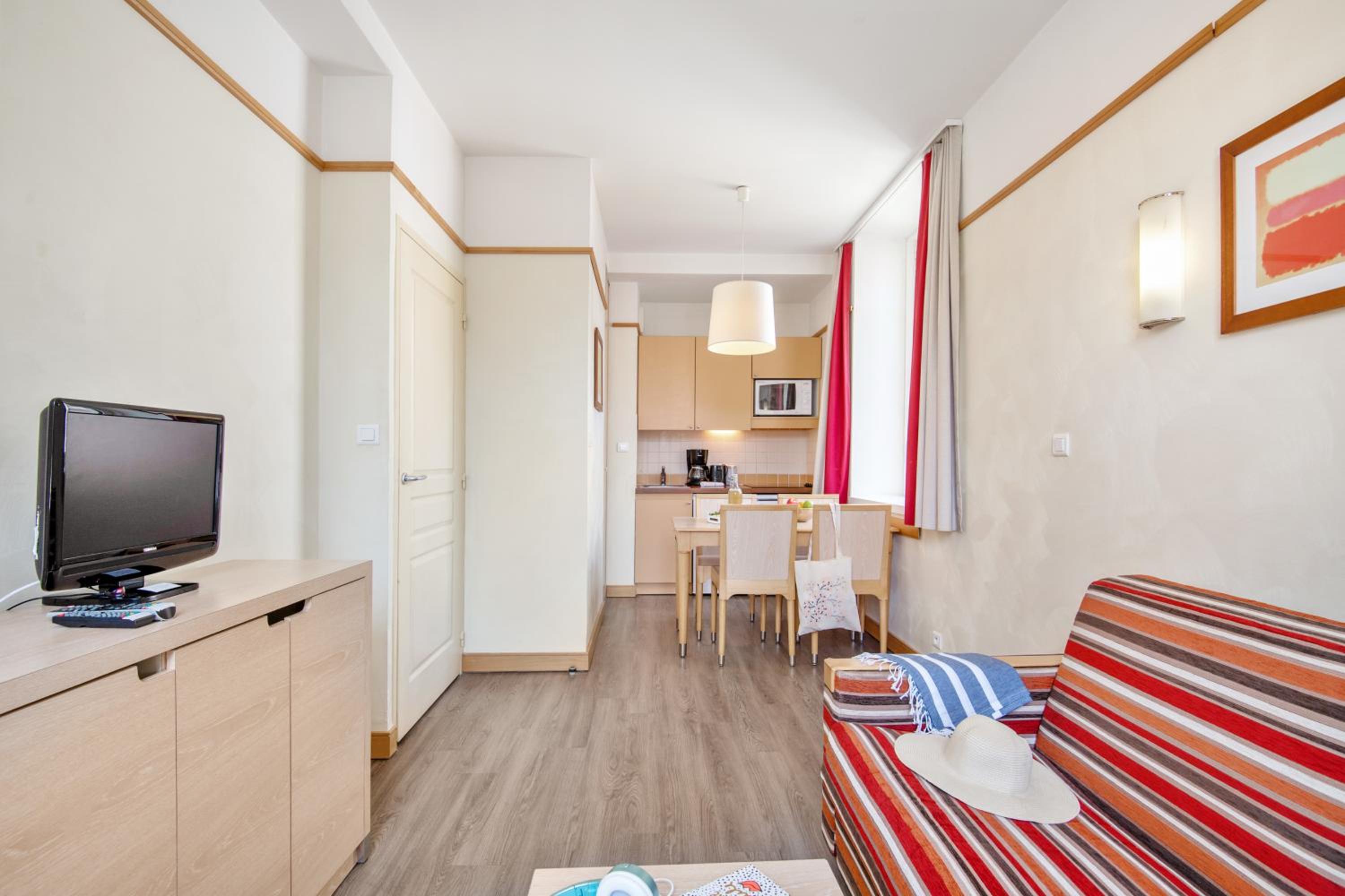 One-Bedroom Apartment with Sleeping Alcove and Terrace or Balcony (6 People) photo 1