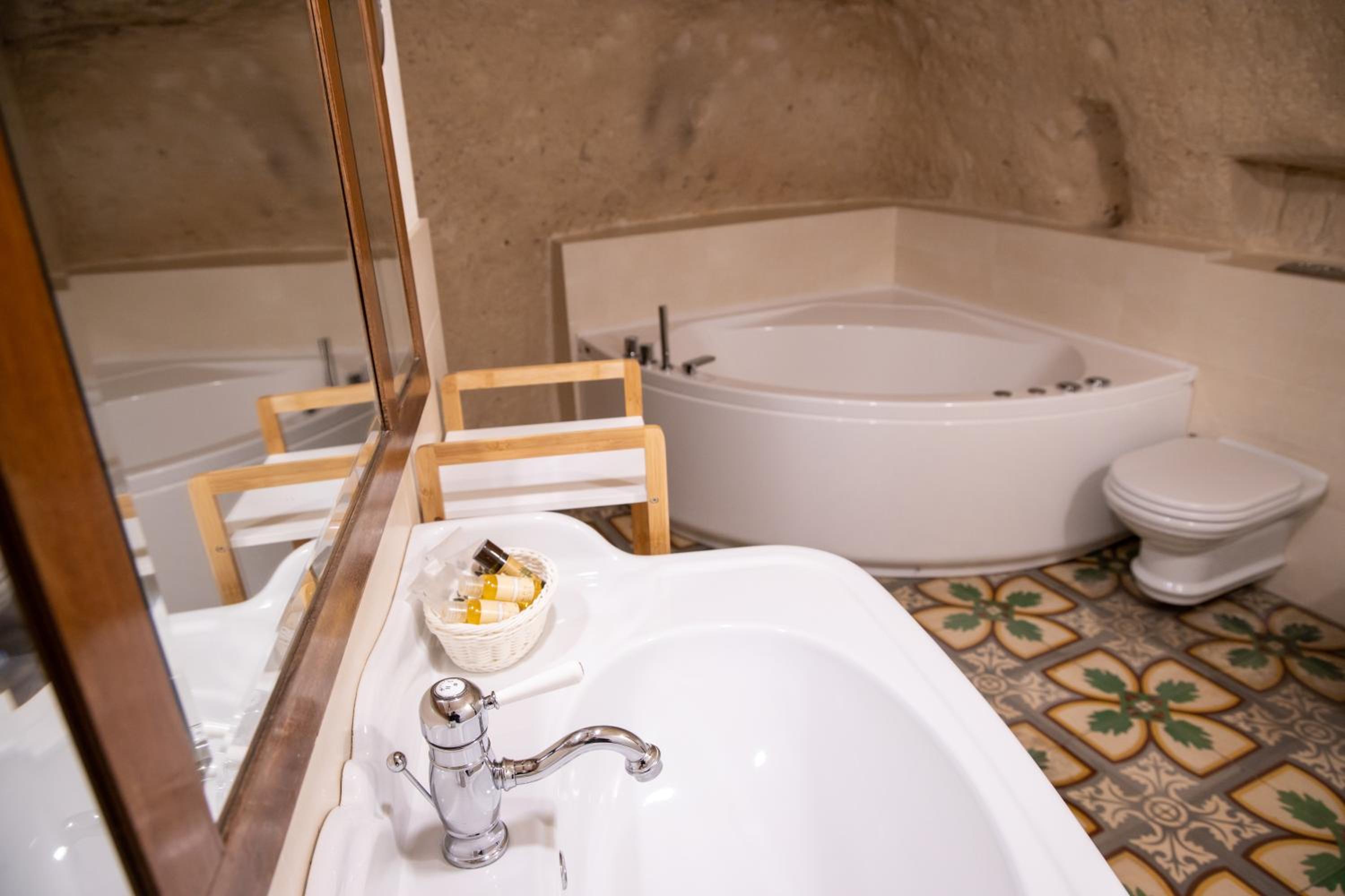 Superior Suite - Photo 16