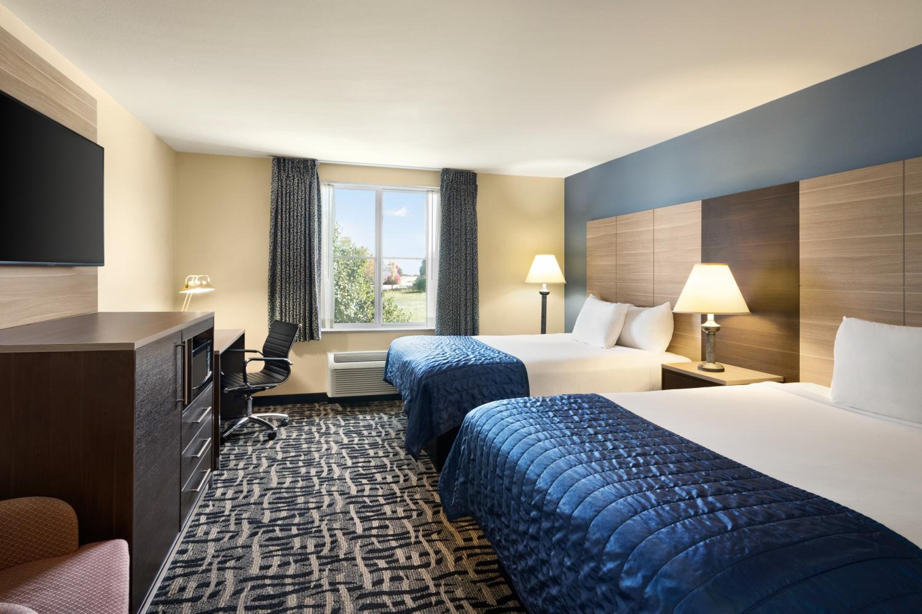 Queen Room with Two Queen Beds - Non-Smoking - Photo 1