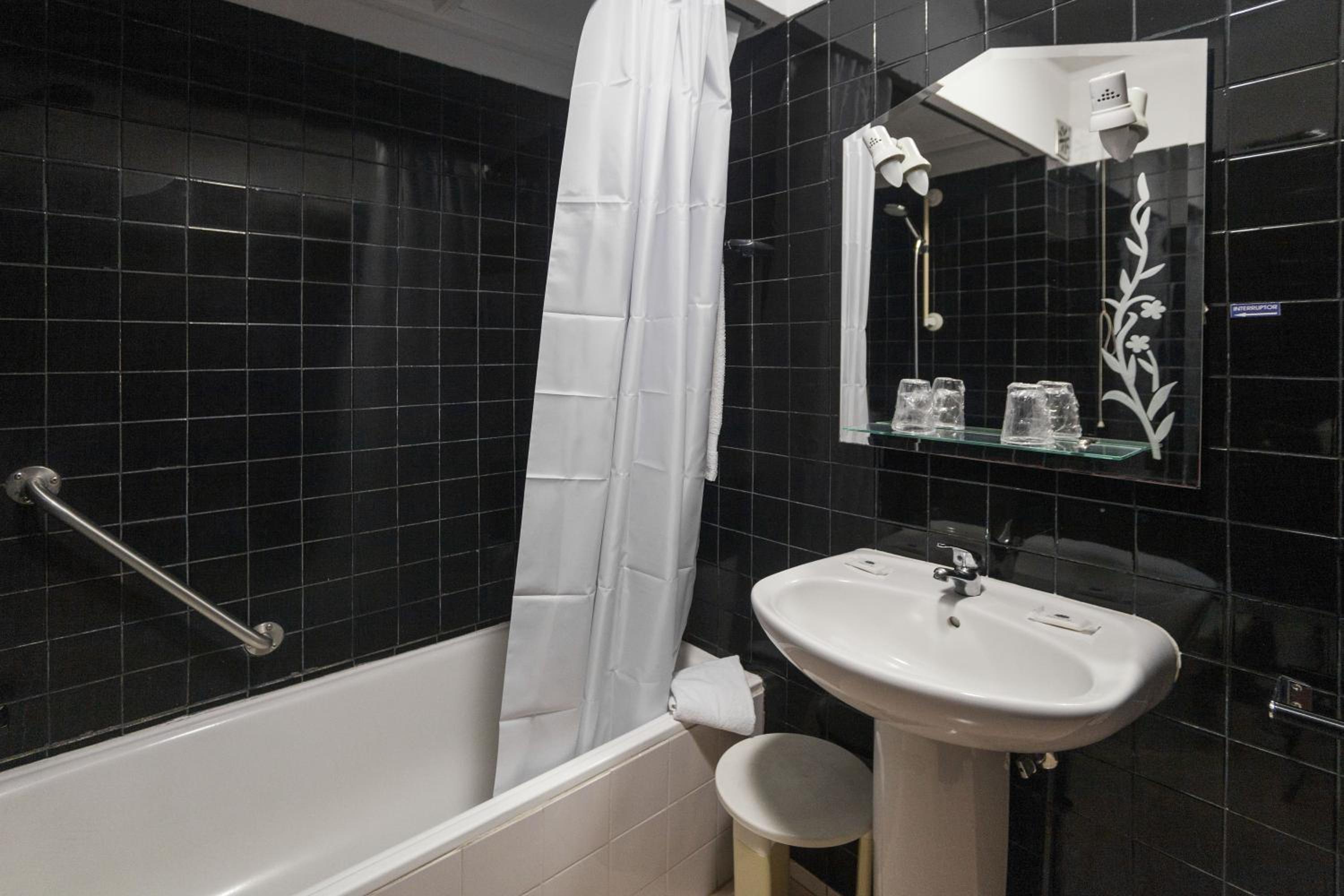 Twin Room - Photo 9