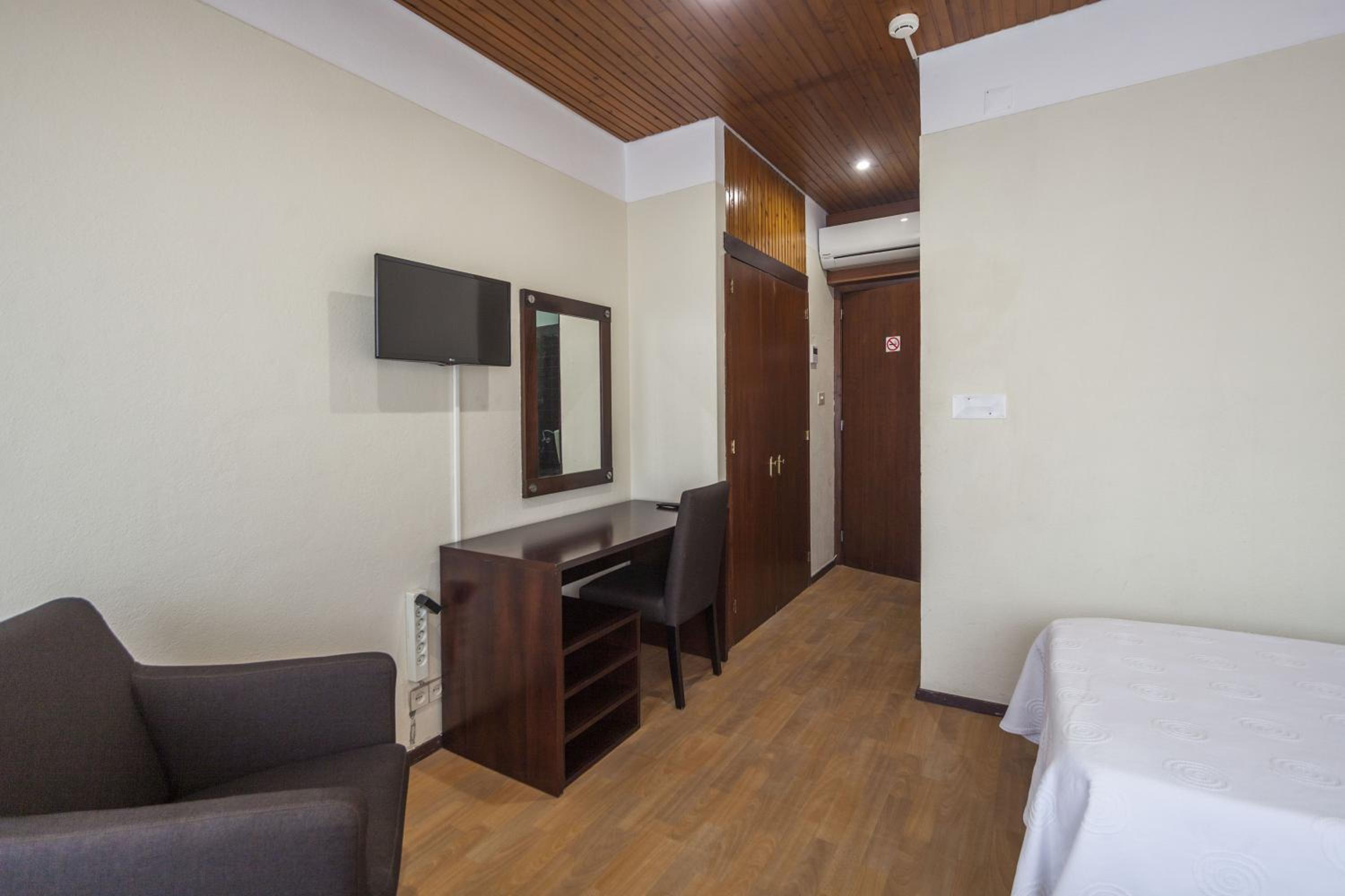 Twin Room - Photo 8
