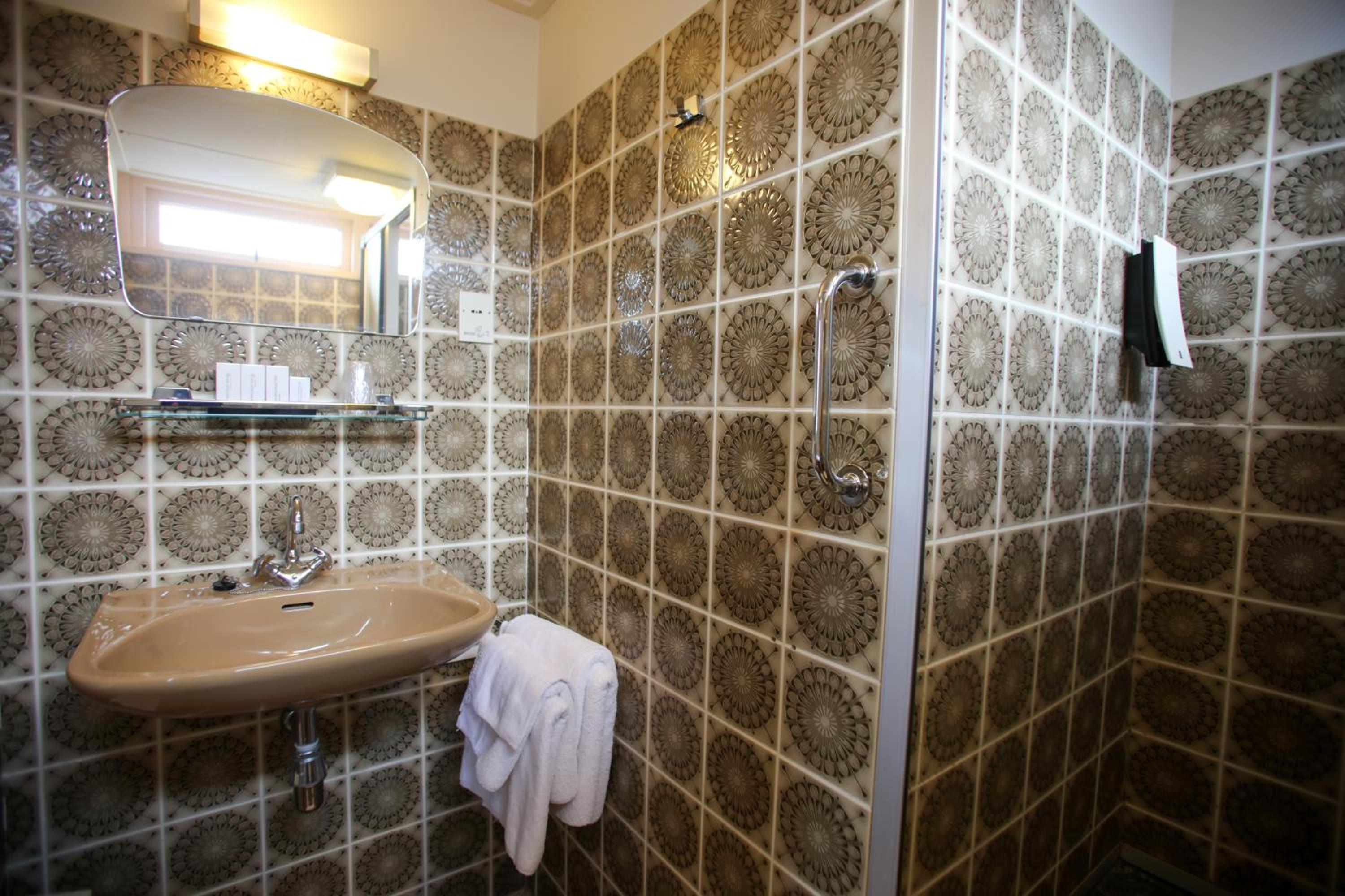 Budget Twin Room - Photo 11