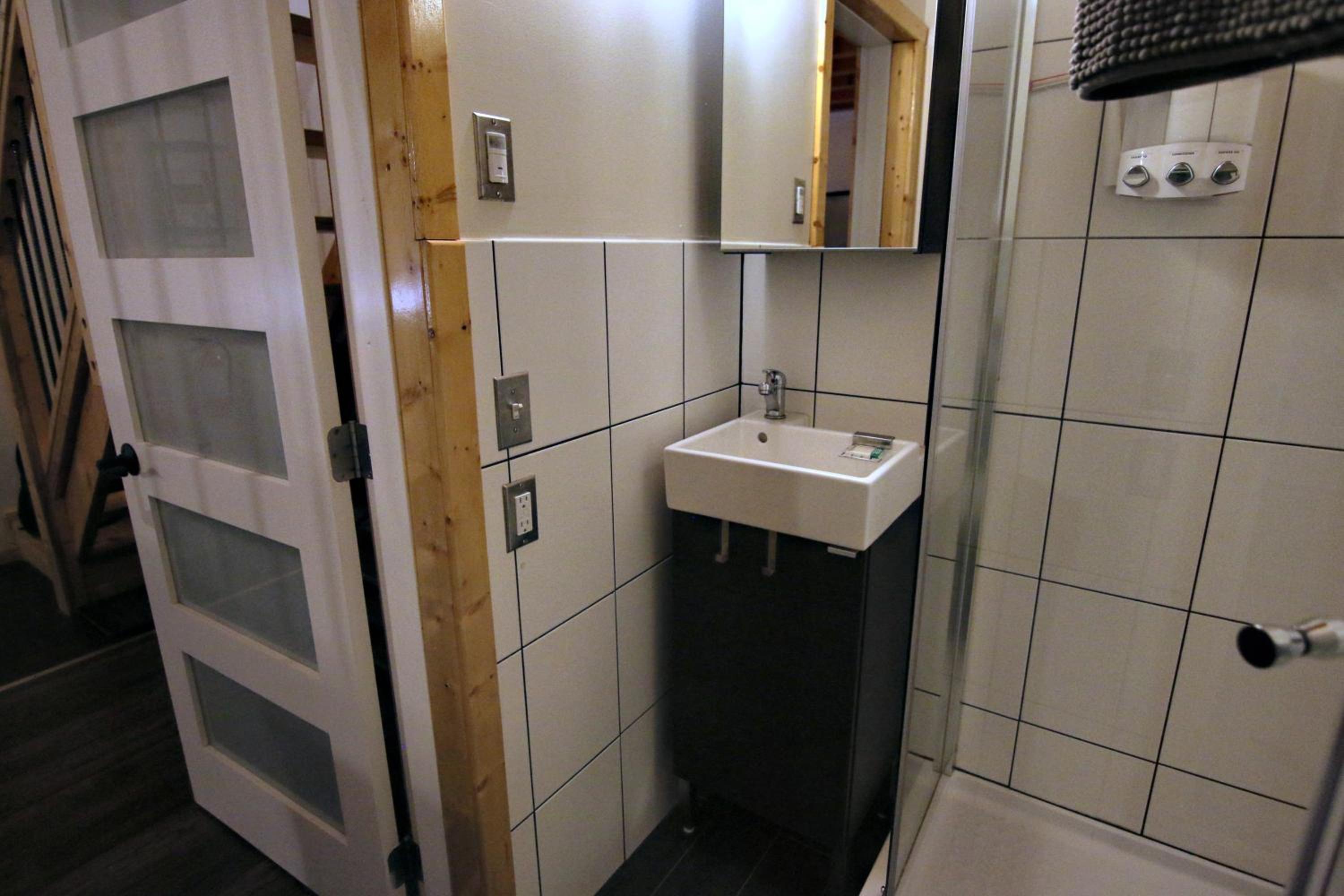 Apartment with Lake View - Photo 18