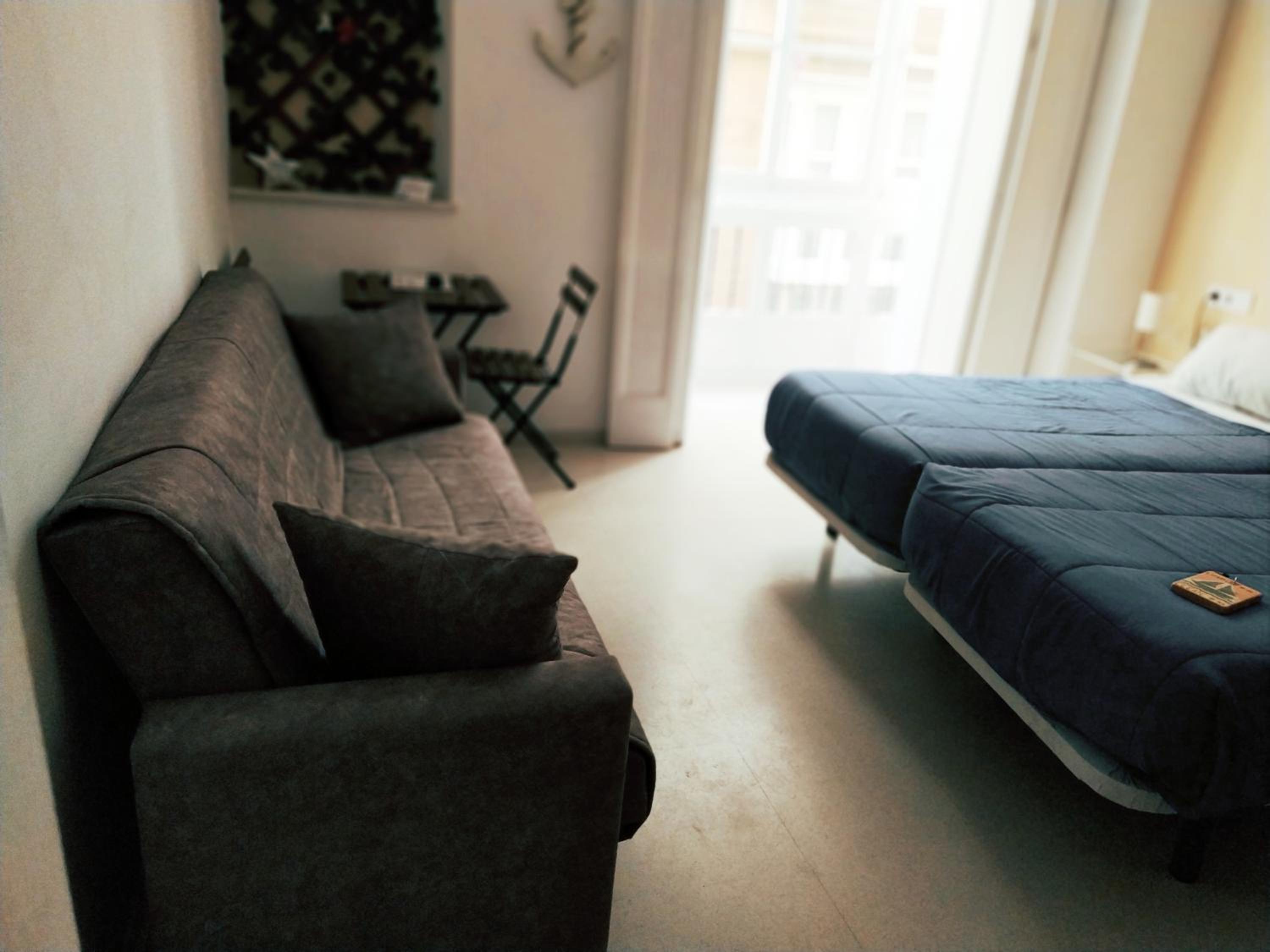 Twin Room with Private Bathroom and Extra Bed photo 3