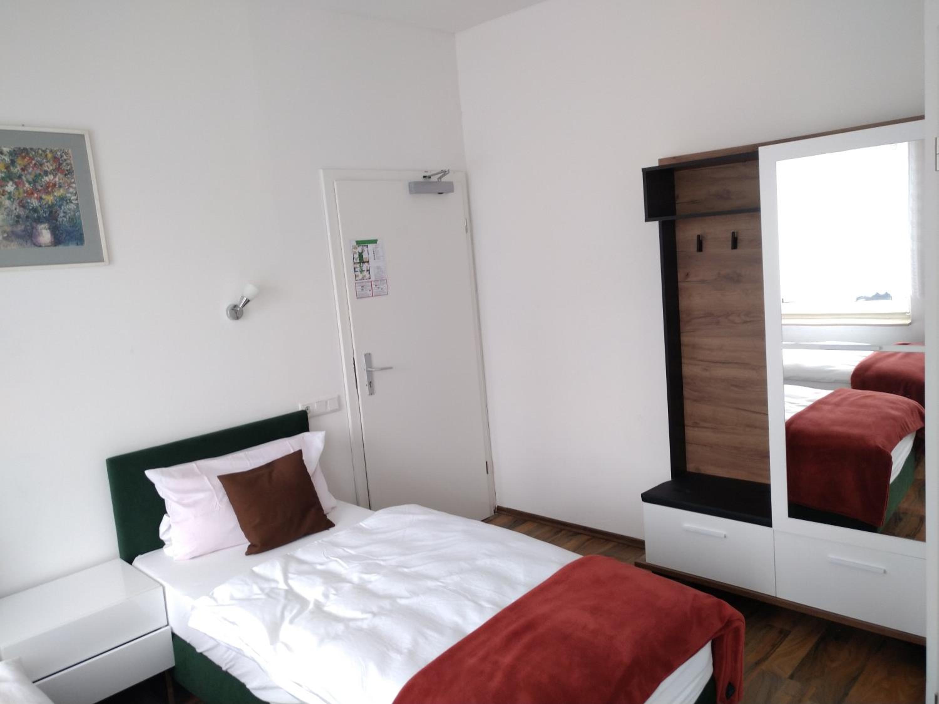 Queen Room photo 1