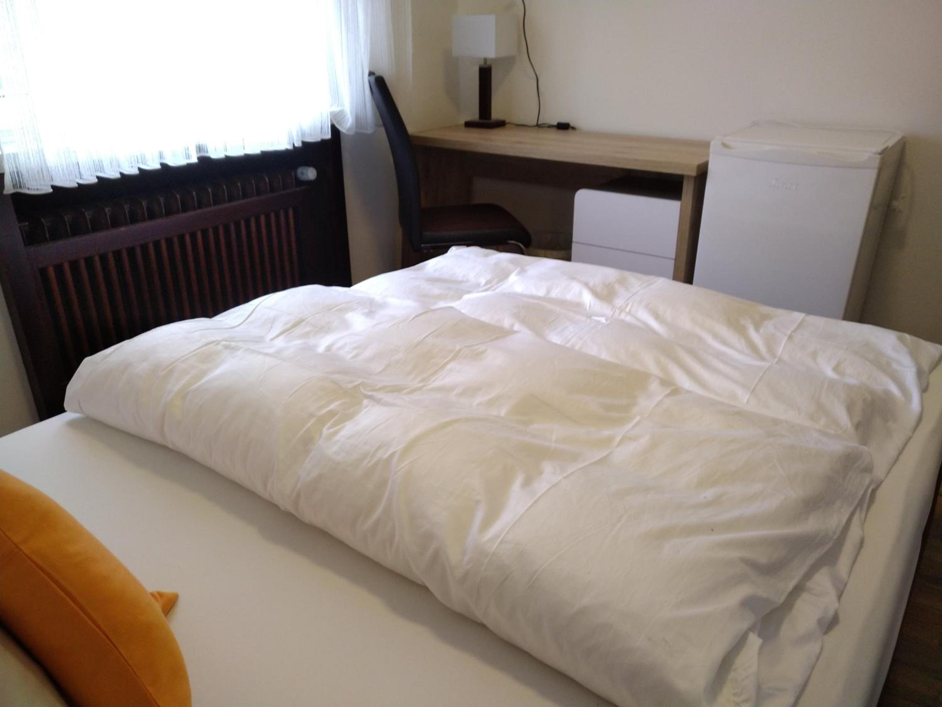 Queen Room photo 2