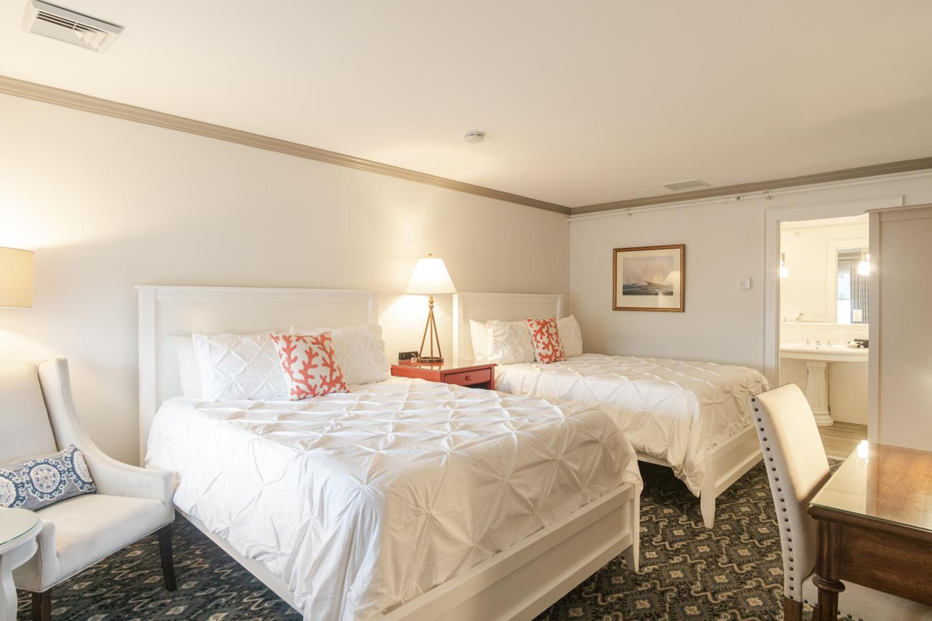 Standard Queen Room with Two Queen Beds photo 2