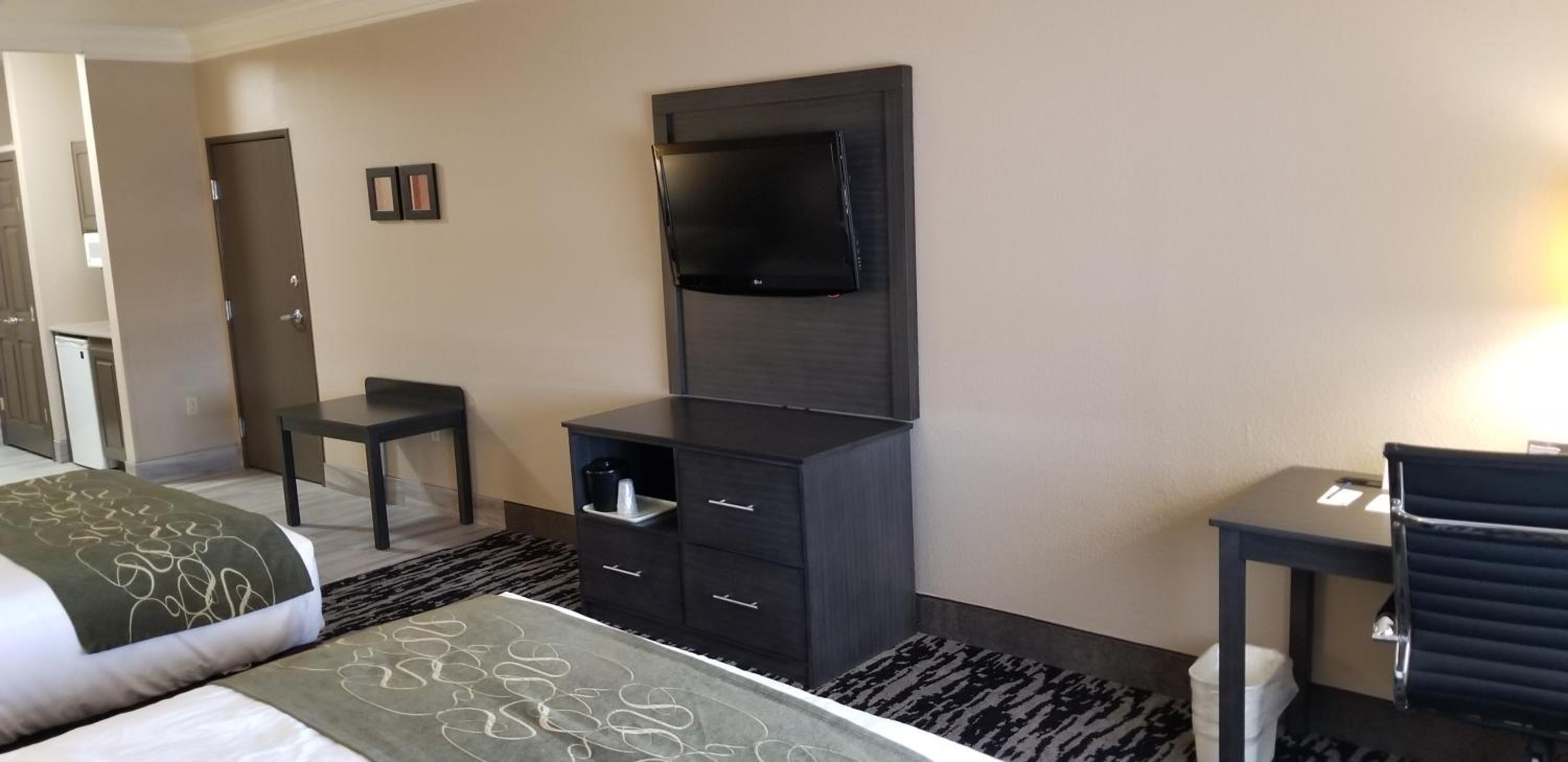 Queen Suite with Two Queen Beds - Accessible/Non-Smoking - Photo 7