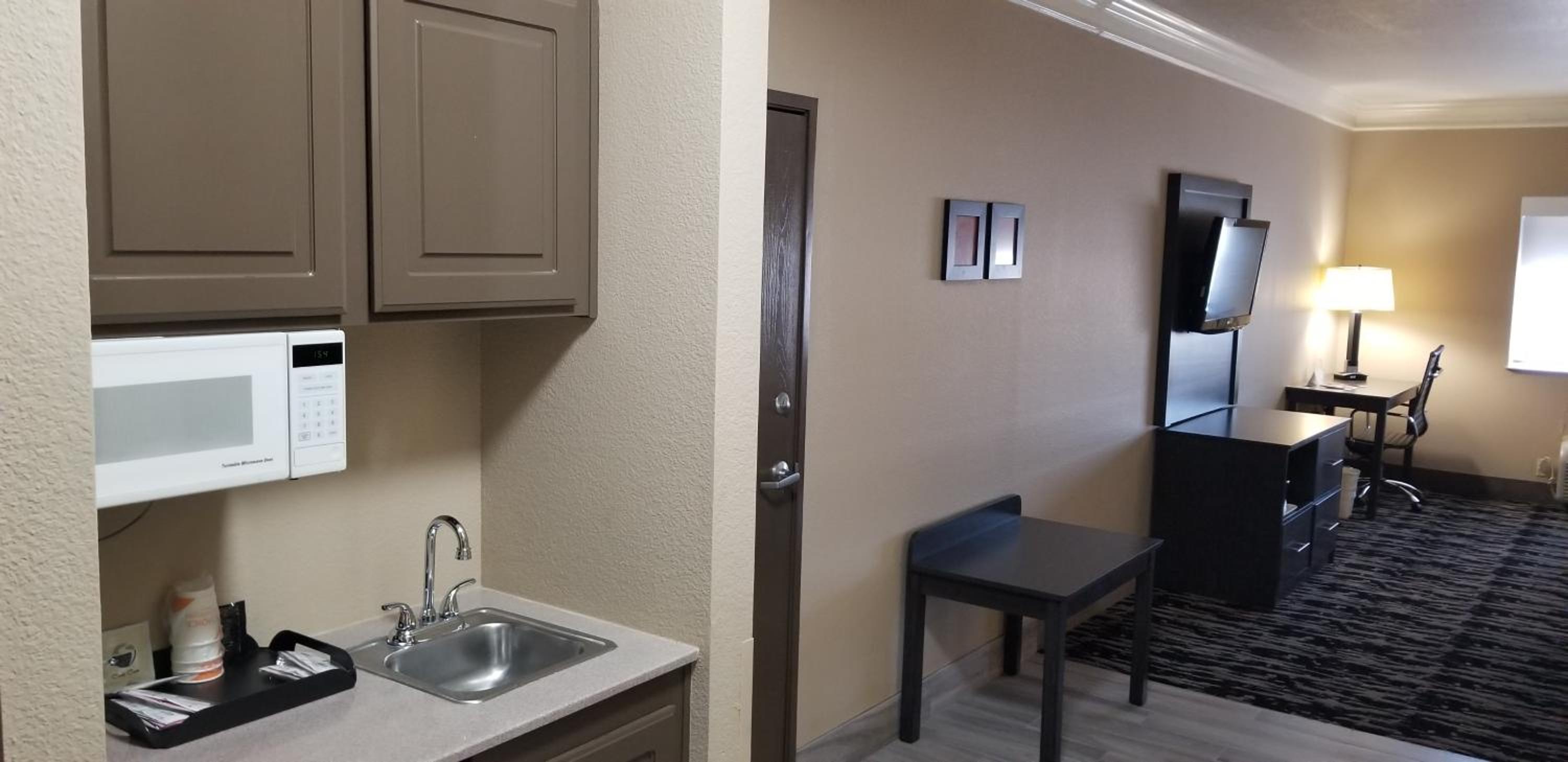 Queen Suite with Two Queen Beds - Accessible/Non-Smoking - Photo 11