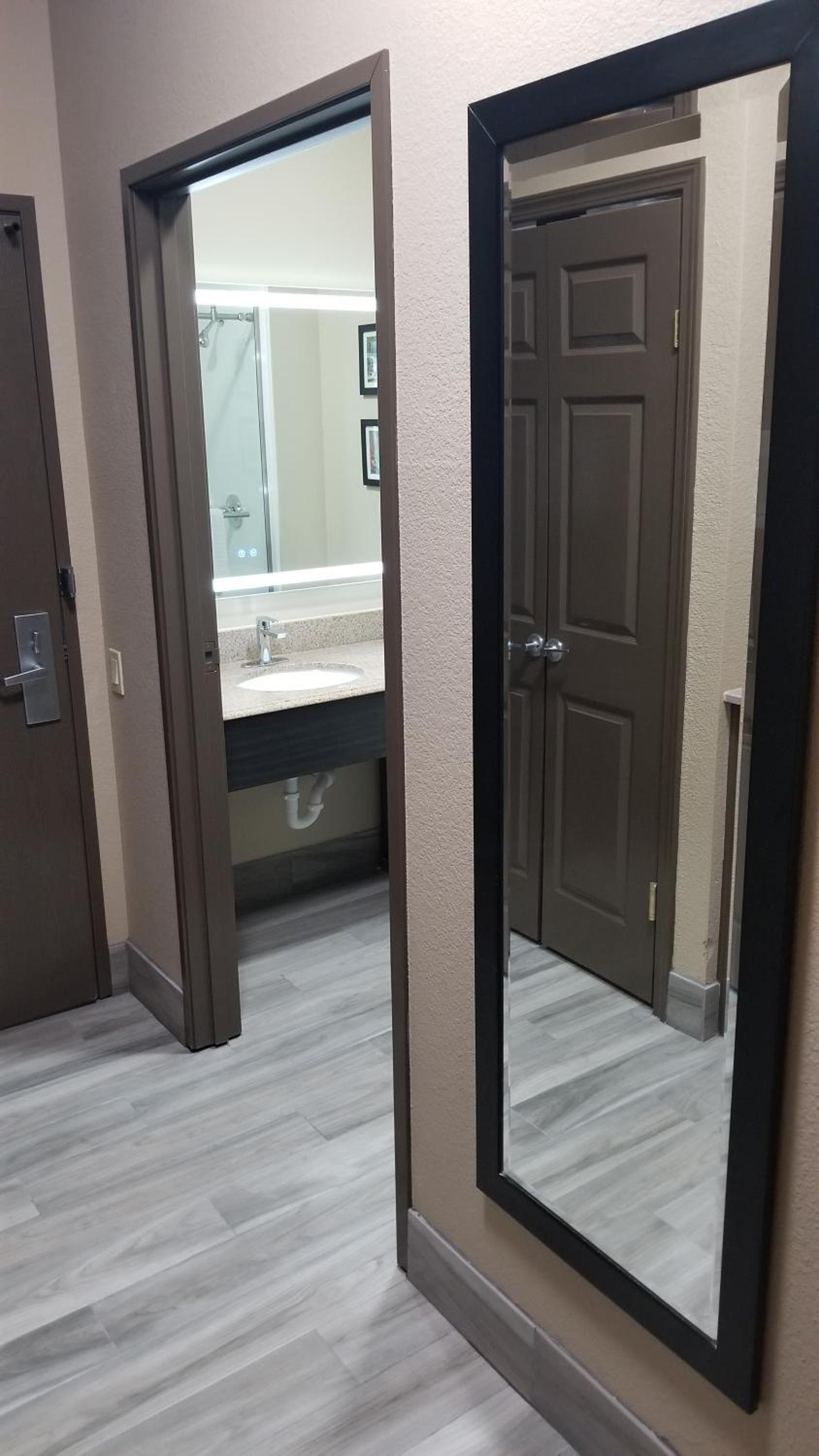 Queen Suite with Two Queen Beds - Accessible/Non-Smoking - Photo 6