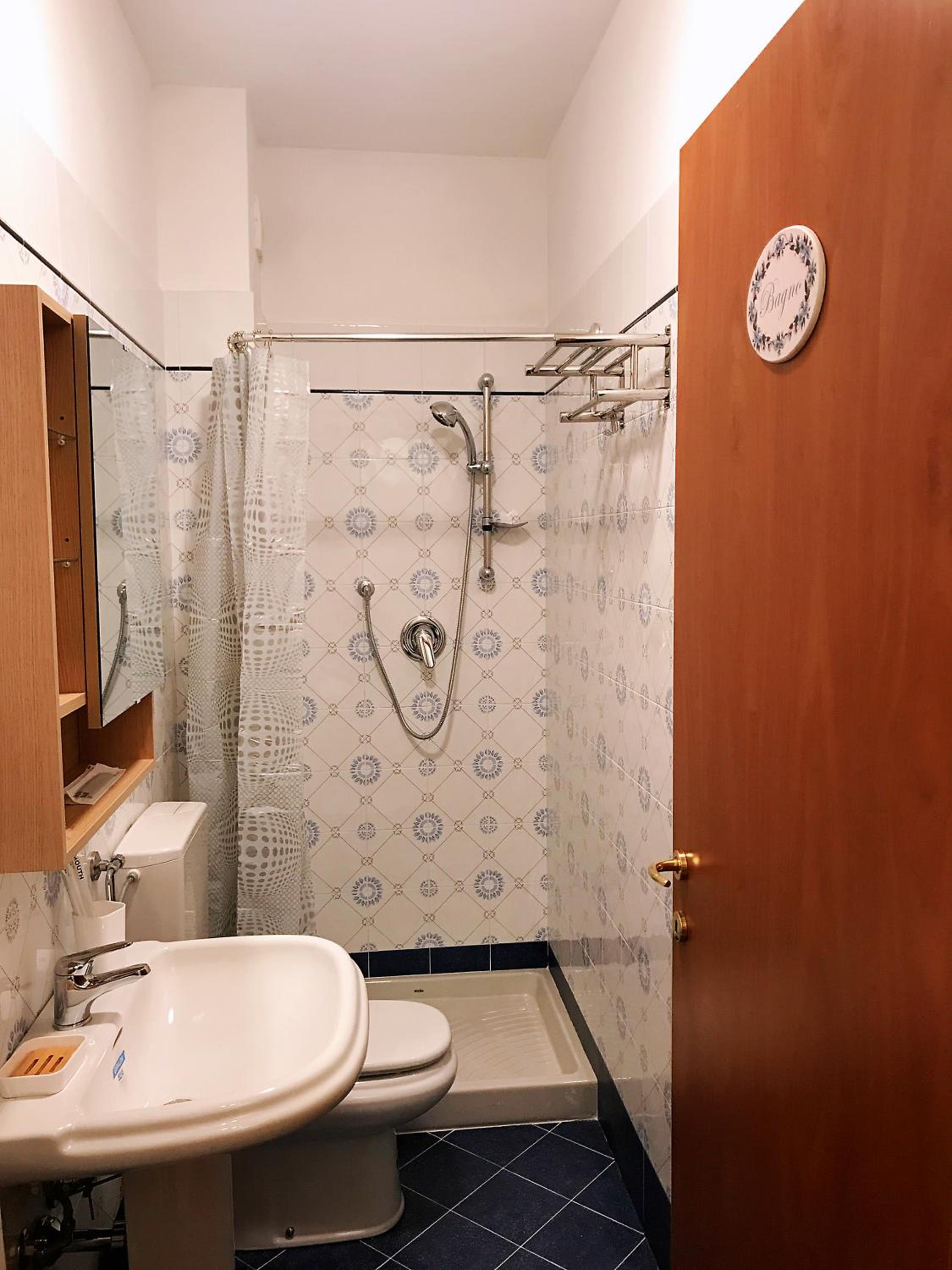 Deluxe Double Room with Shower - Photo 15