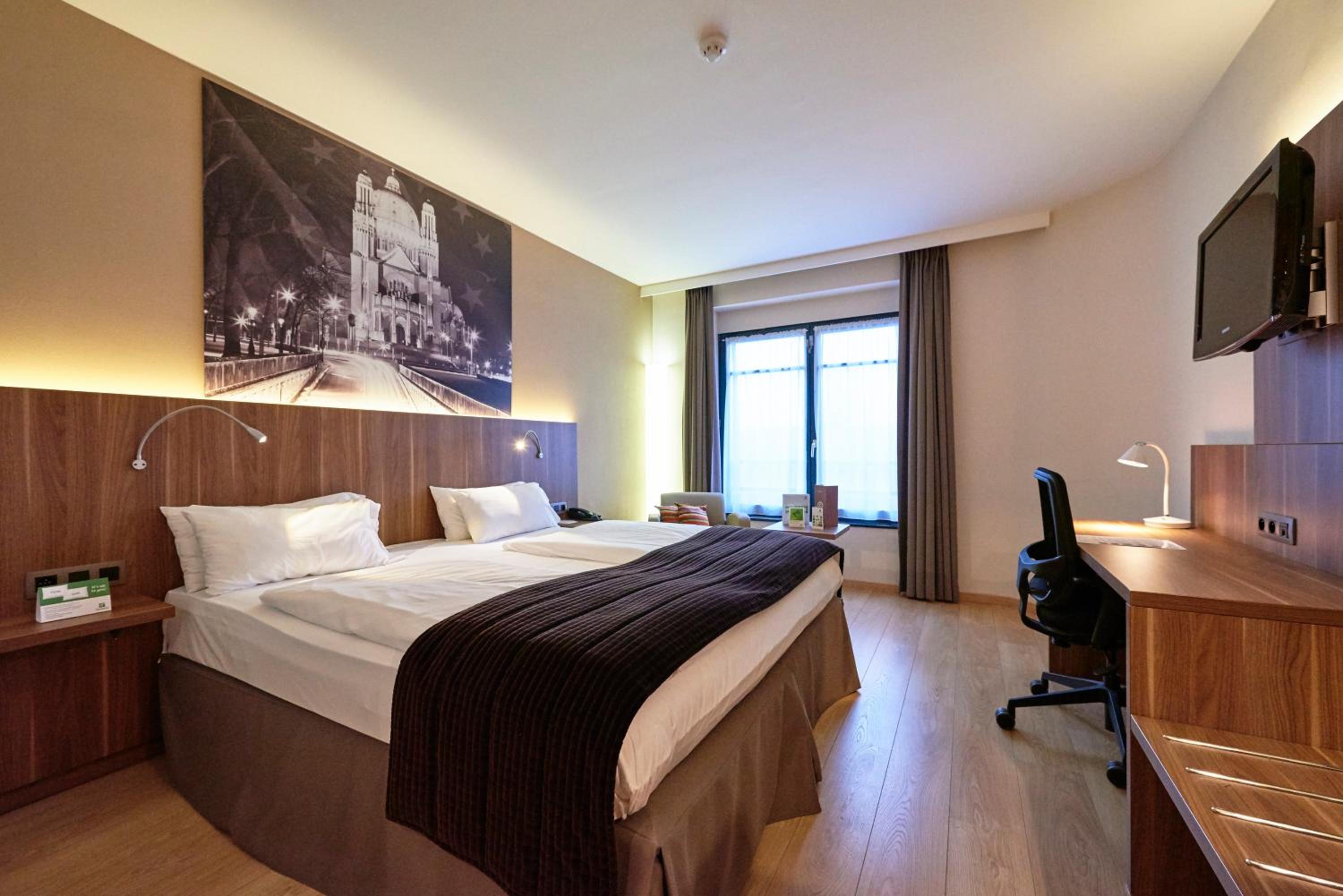 Standard King Room with Balcony and Bath thumbnail 6