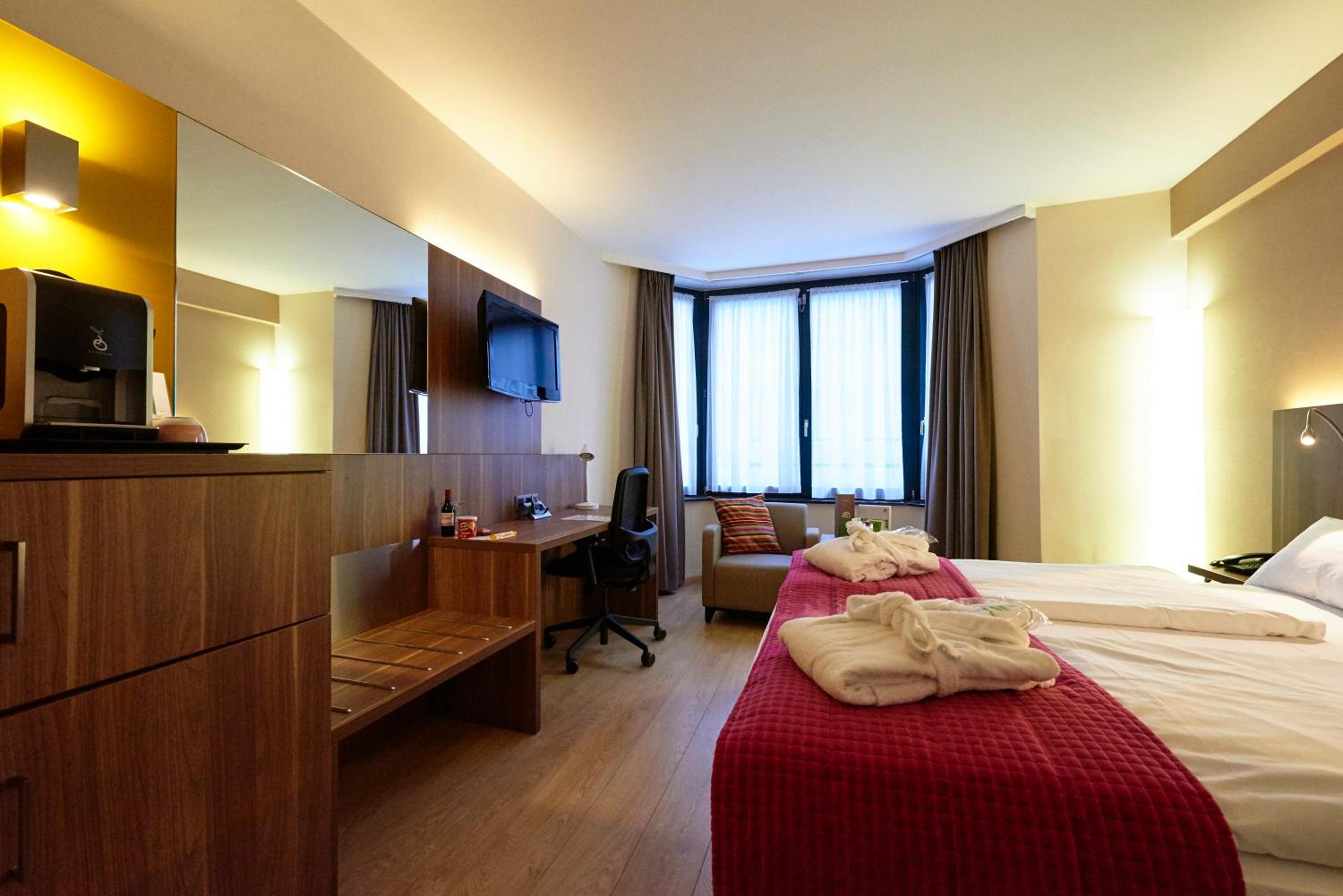 Standard King Room thumbnail 6