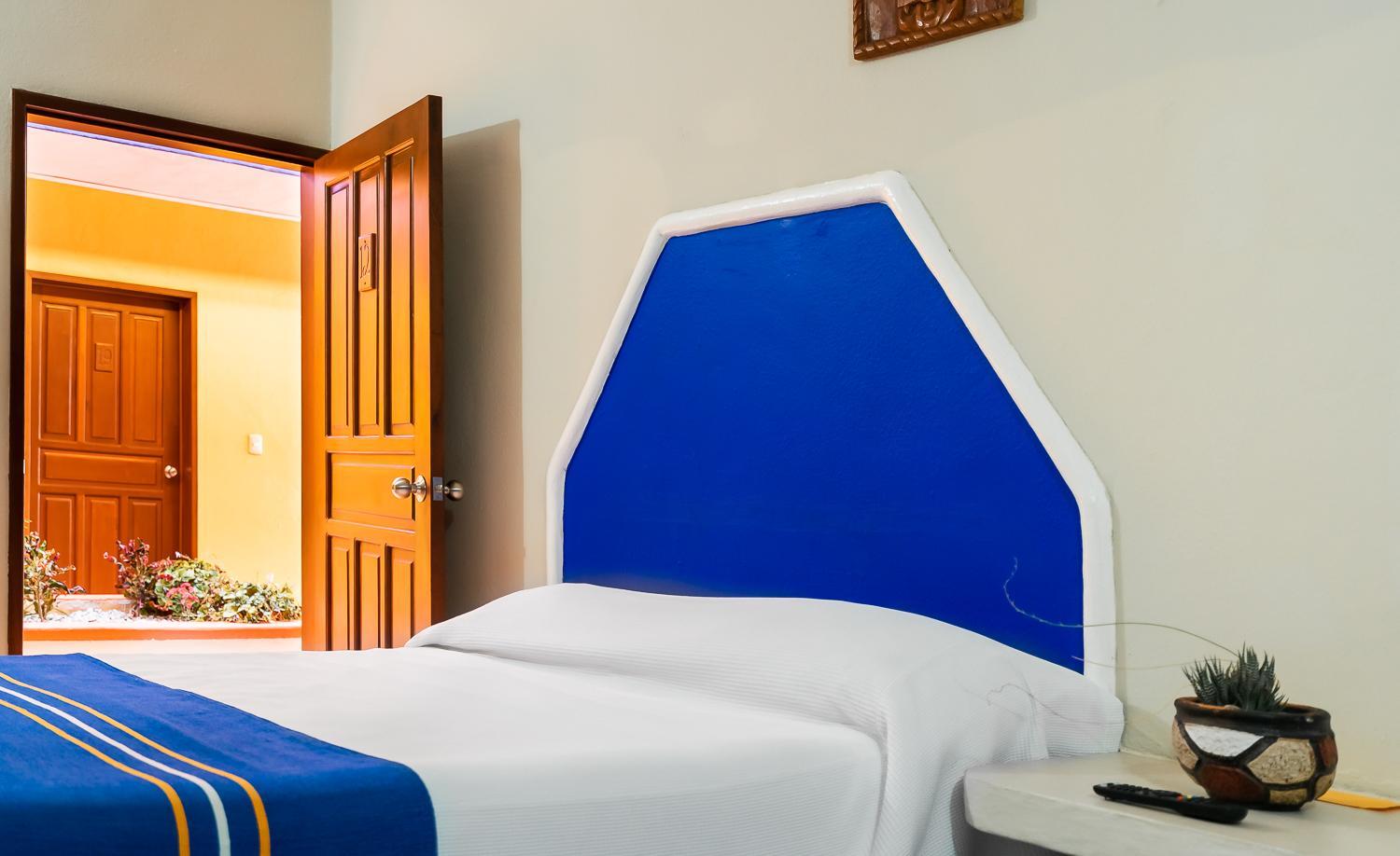 Standard Queen Room with Two Queen Beds - Photo 2