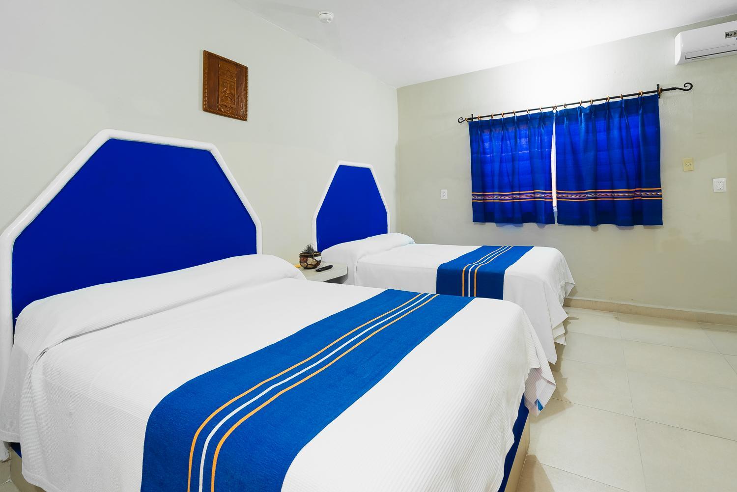 Standard Queen Room with Two Queen Beds - Photo 4
